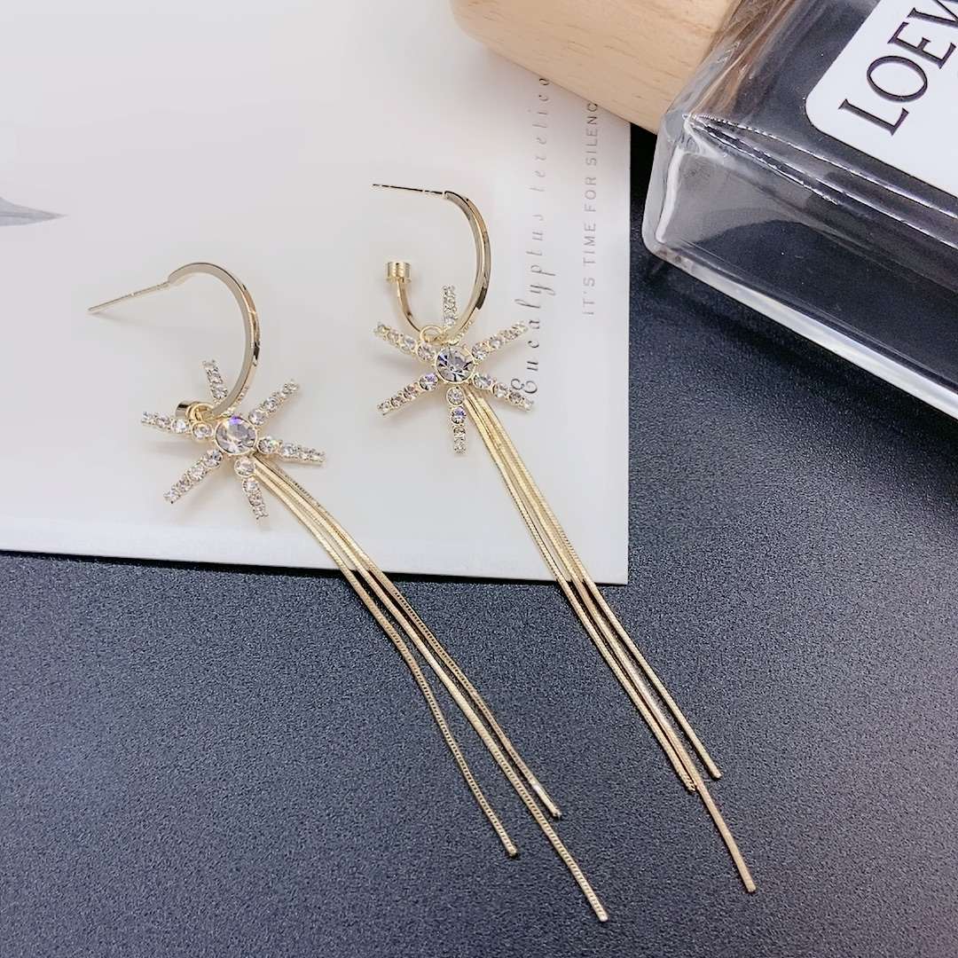 茗隆饰品 TED0287
摇曳的链条
增添了十足的灵动感