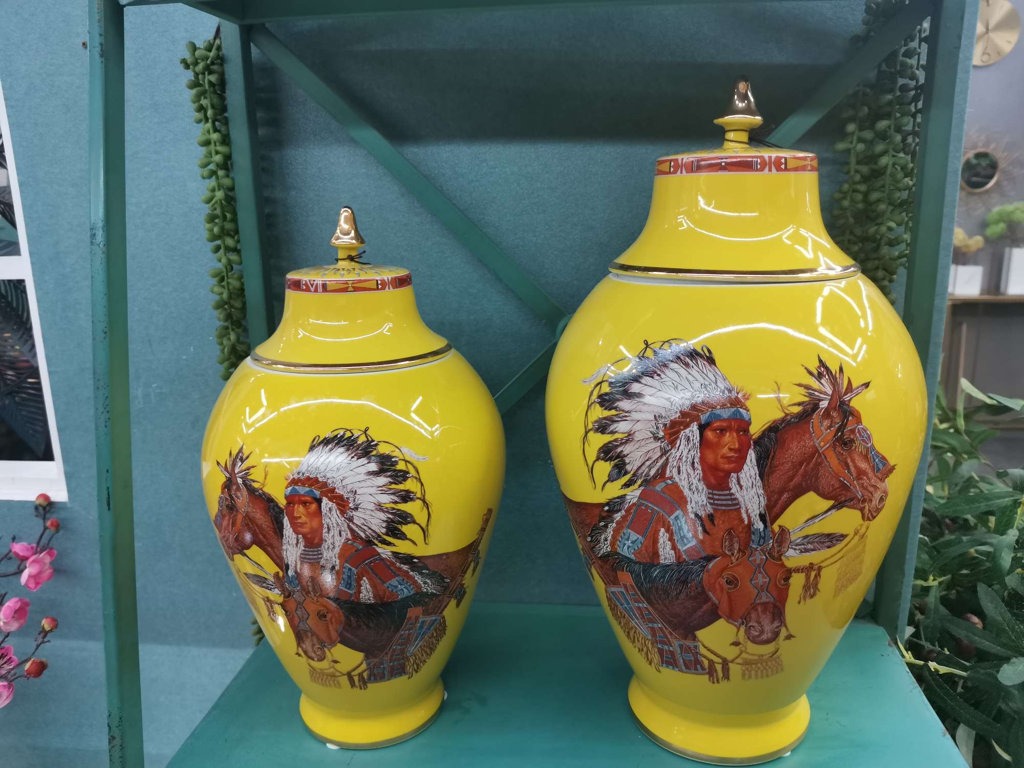 Double ceramic Indian images are resplendent