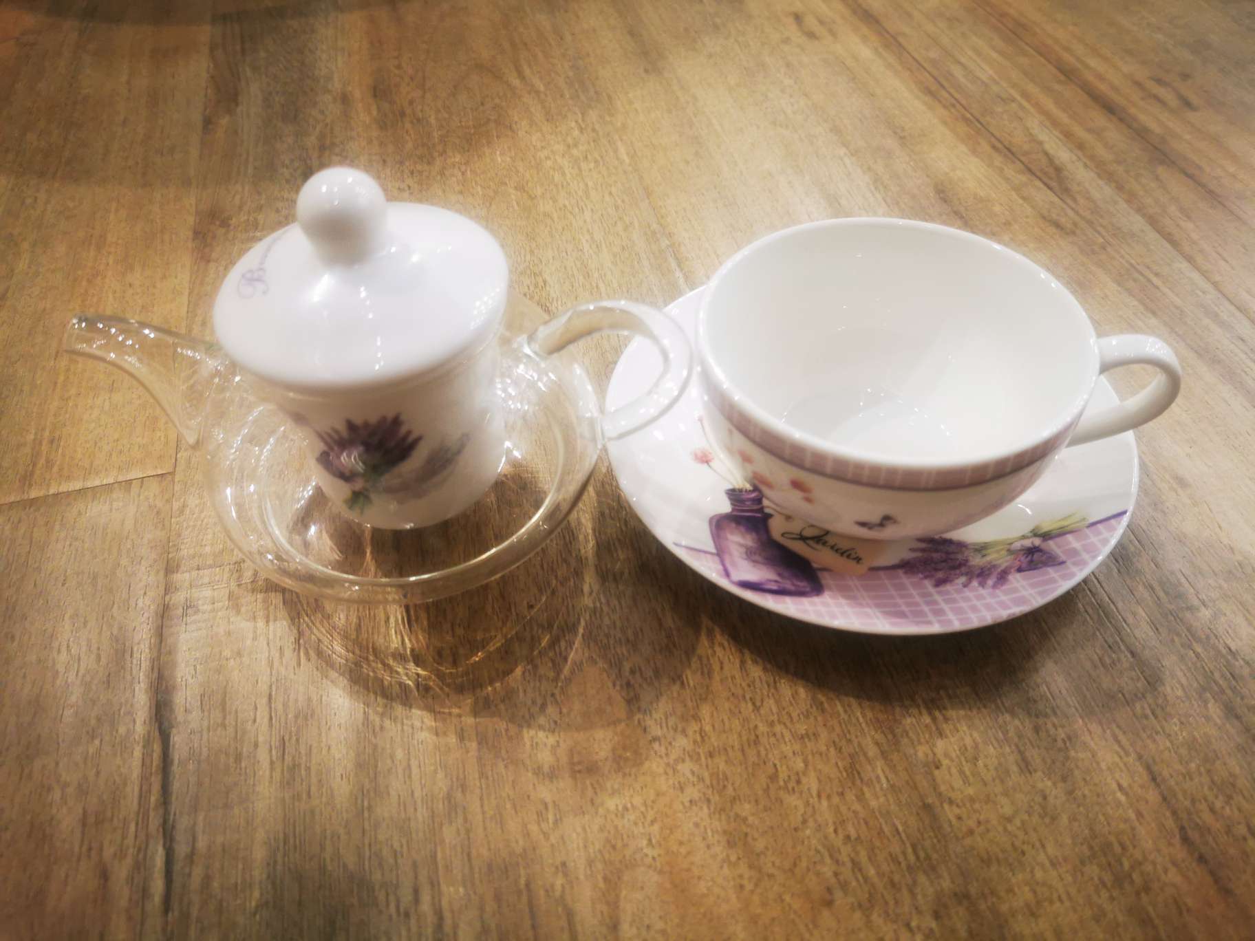 A set of cups, plates and teapots for making tea Specification image