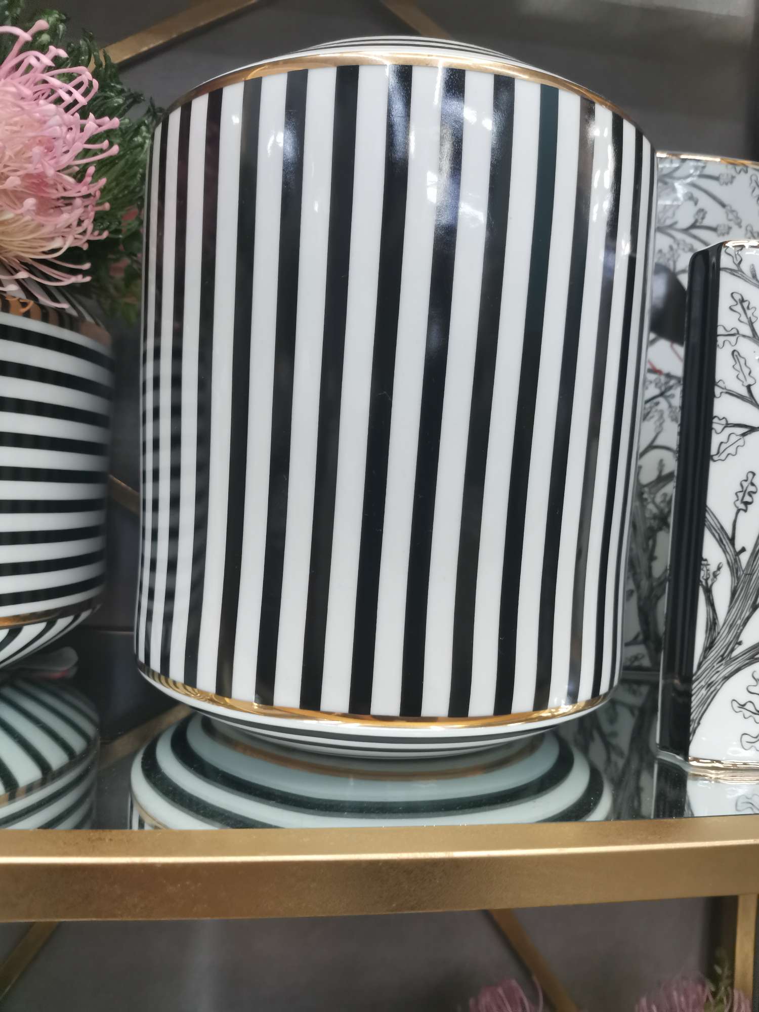 Modern and simple black and white striped ceramic vases and flower arrangements, light luxury model room living room and office craft decorative items