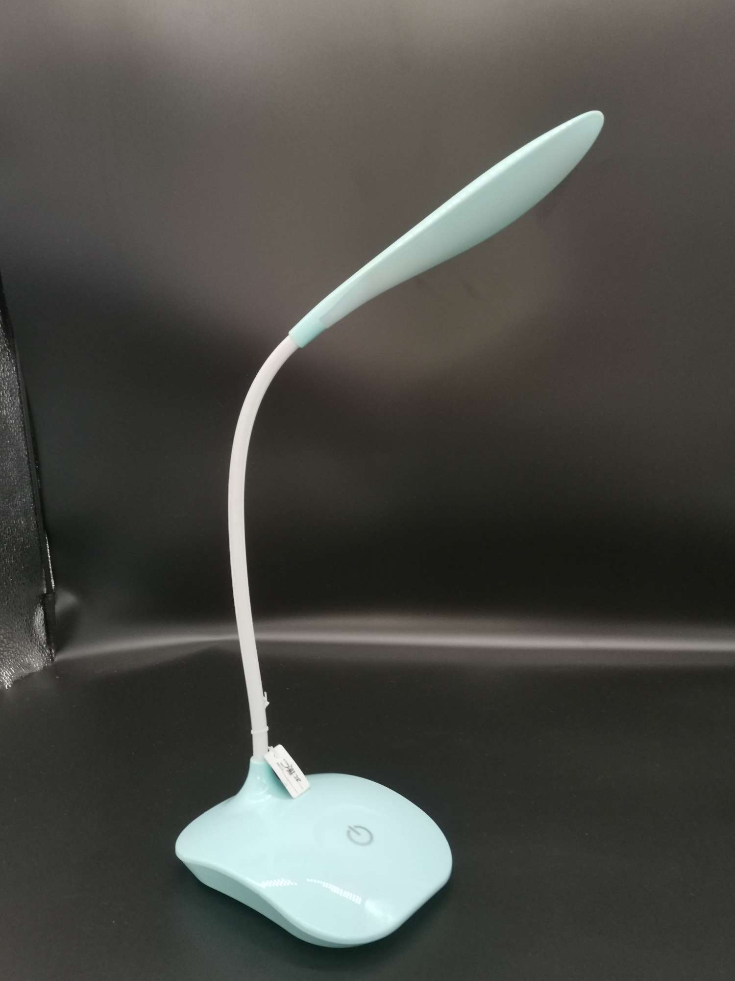 厂家直销跨境led护眼小台灯触摸式3档调节USB充电学生卧室小夜灯白底实物图