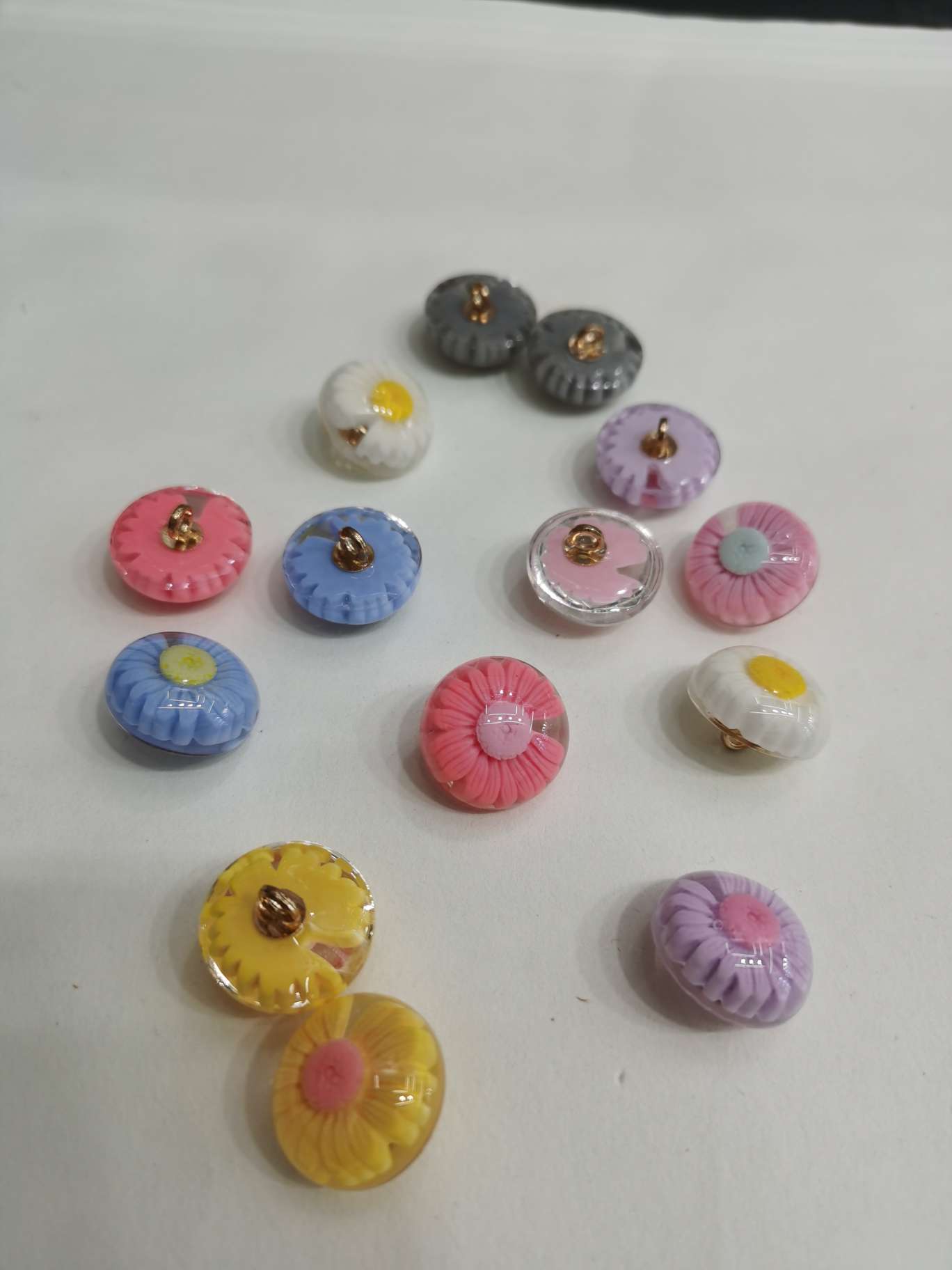 32# small Daisy resin buttons thumbnail