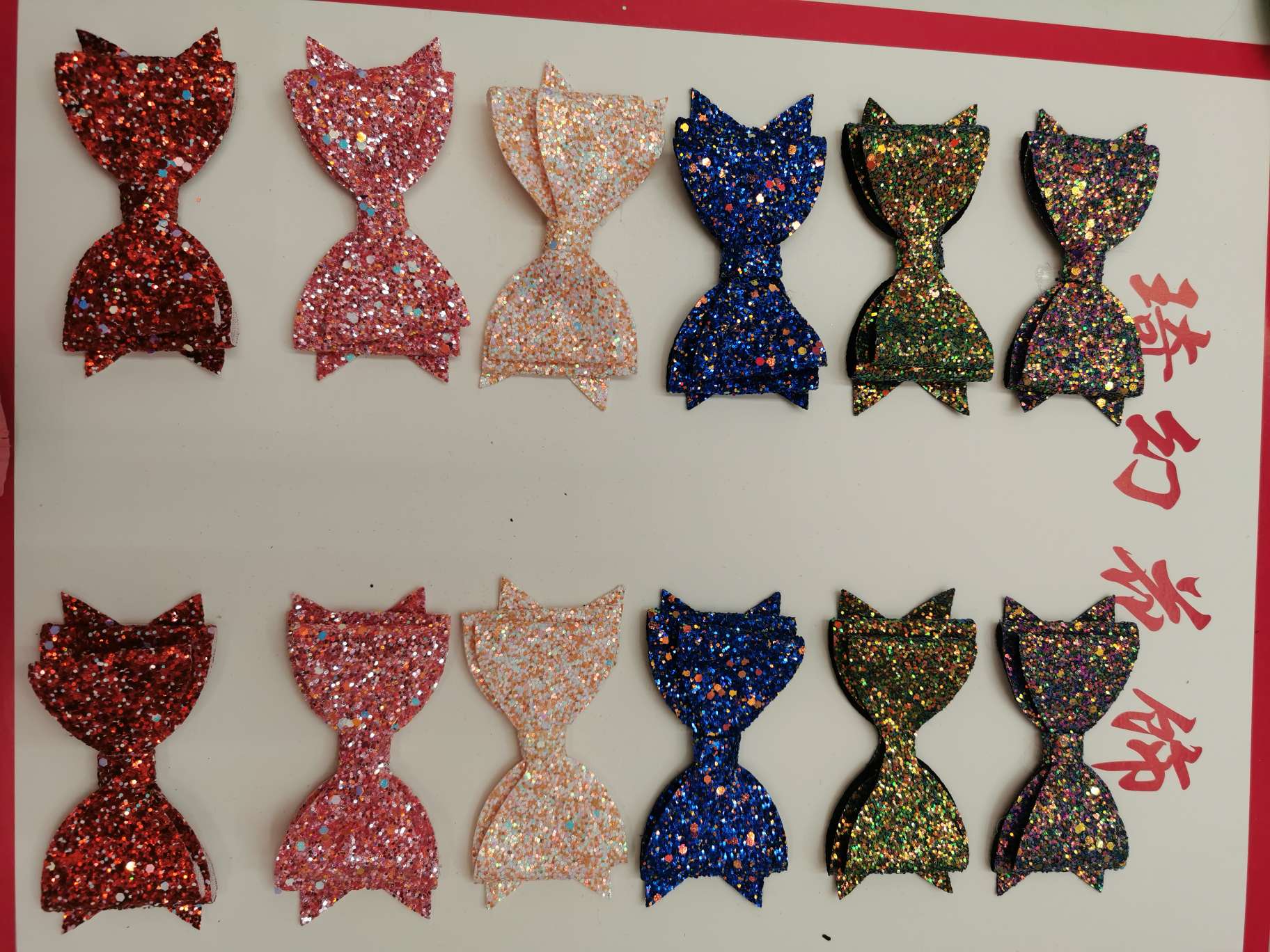 A 11-centimeter bow tie with three layers of elastic golden light film