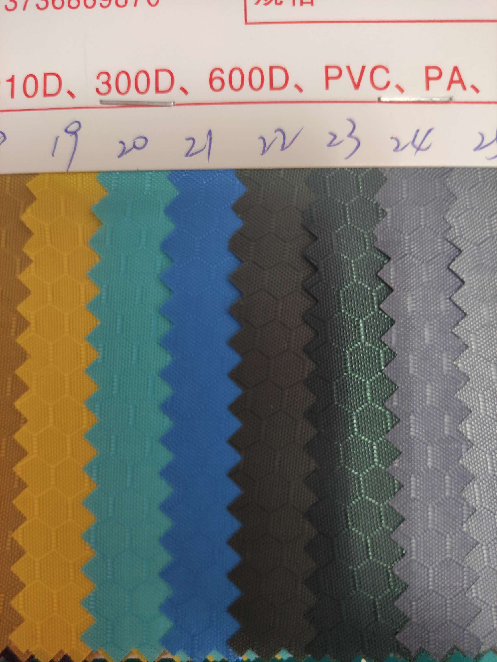 足球格大量现货高中低档皮革面料厂家直销热销新款。