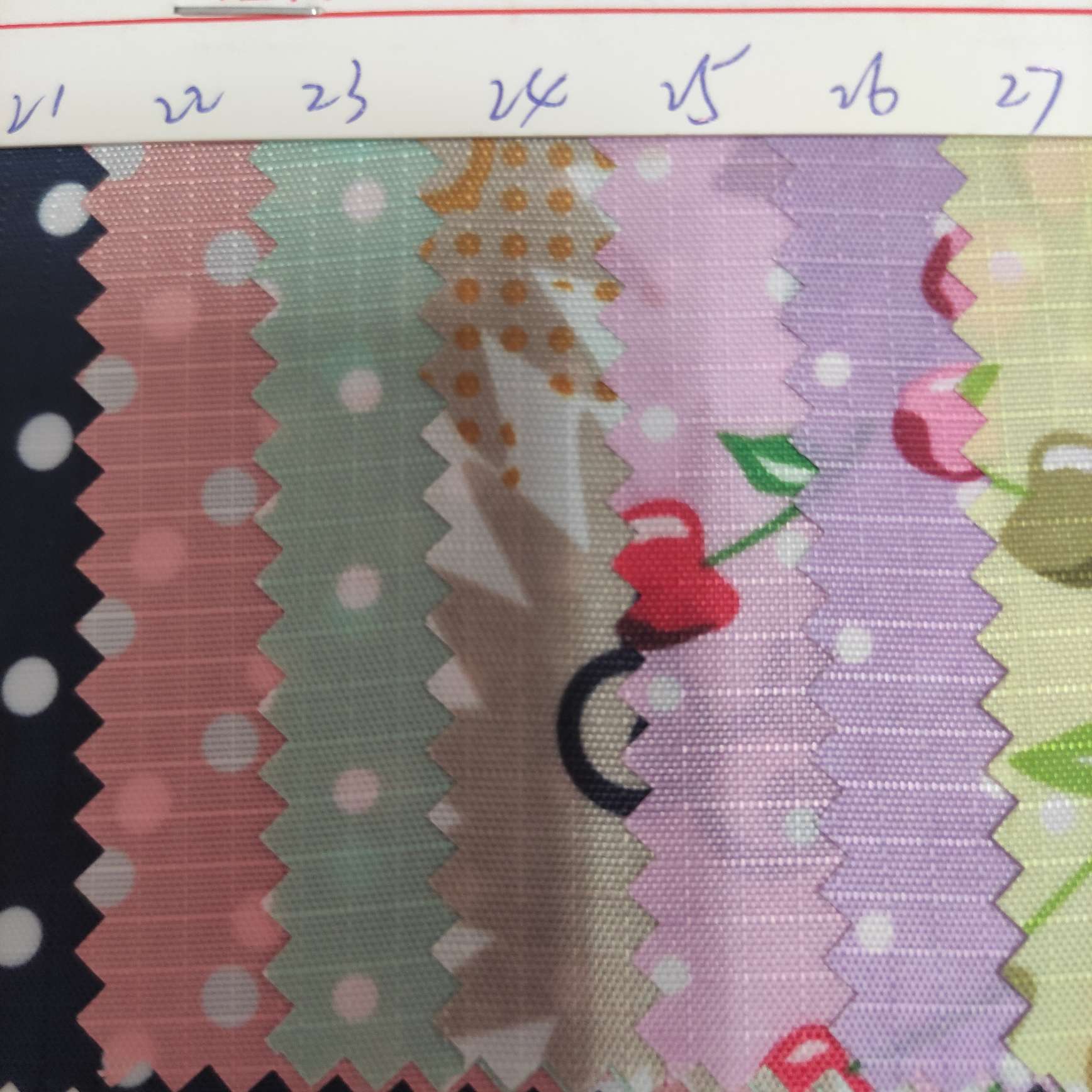 格子印花大量现货高中低档皮革面料厂家直销热销新款