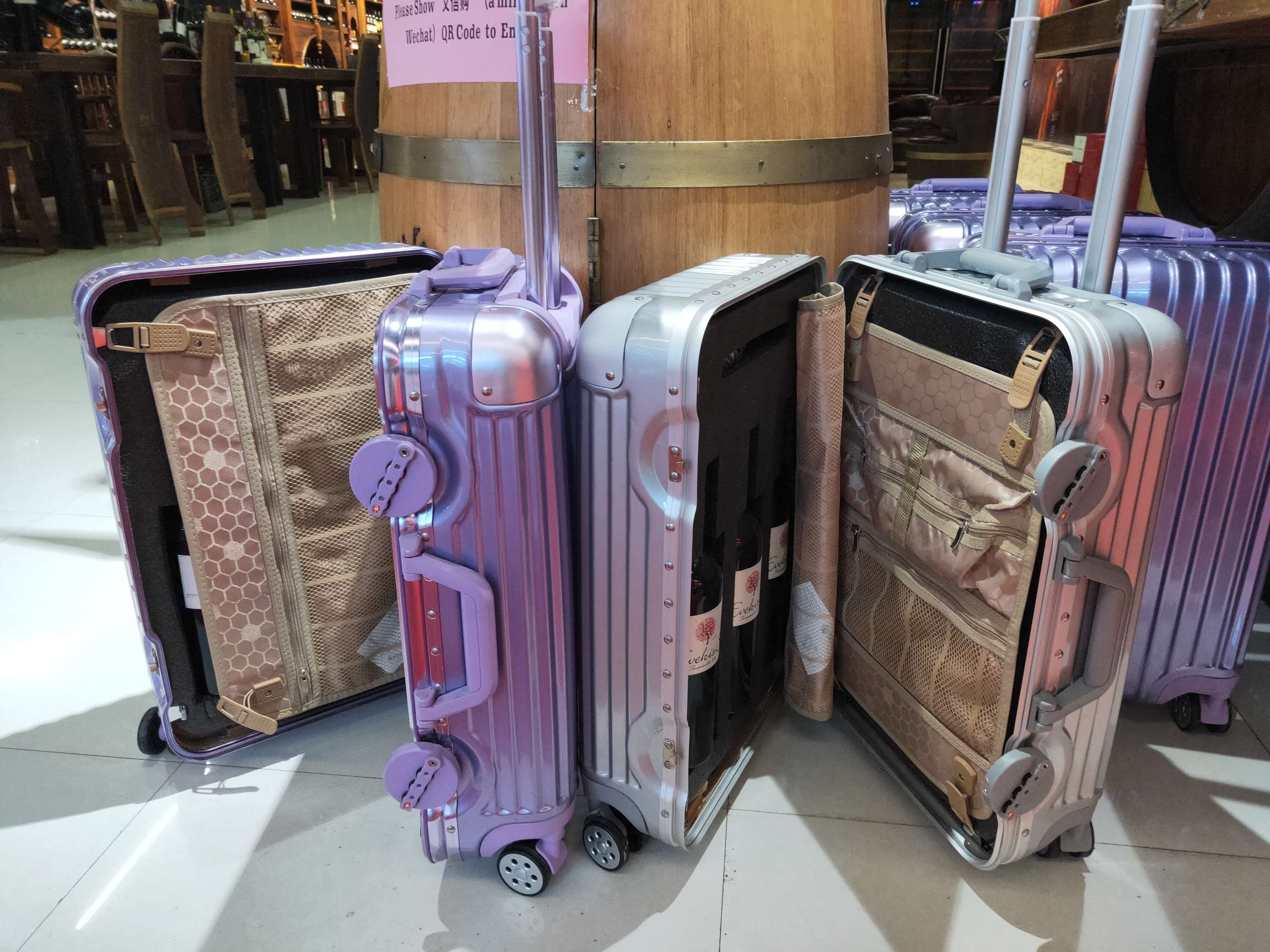 6 bottles of Eve's Kiss Dry Red Wine in luggage Application Scenario