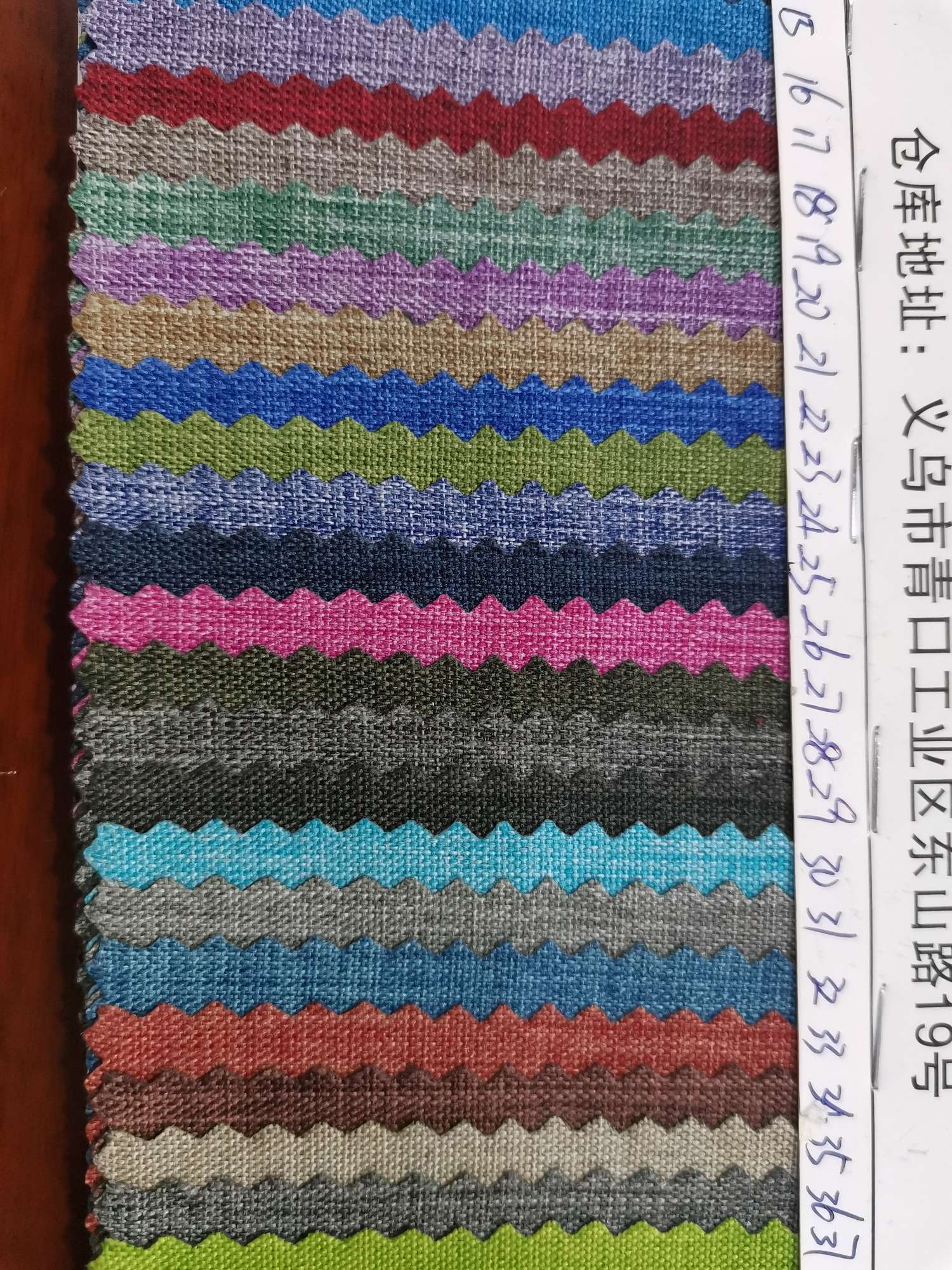厂家直销热销新款  300D磨砂—2  皮革大量现货高中低档箱包沙发鞋材面料产品图