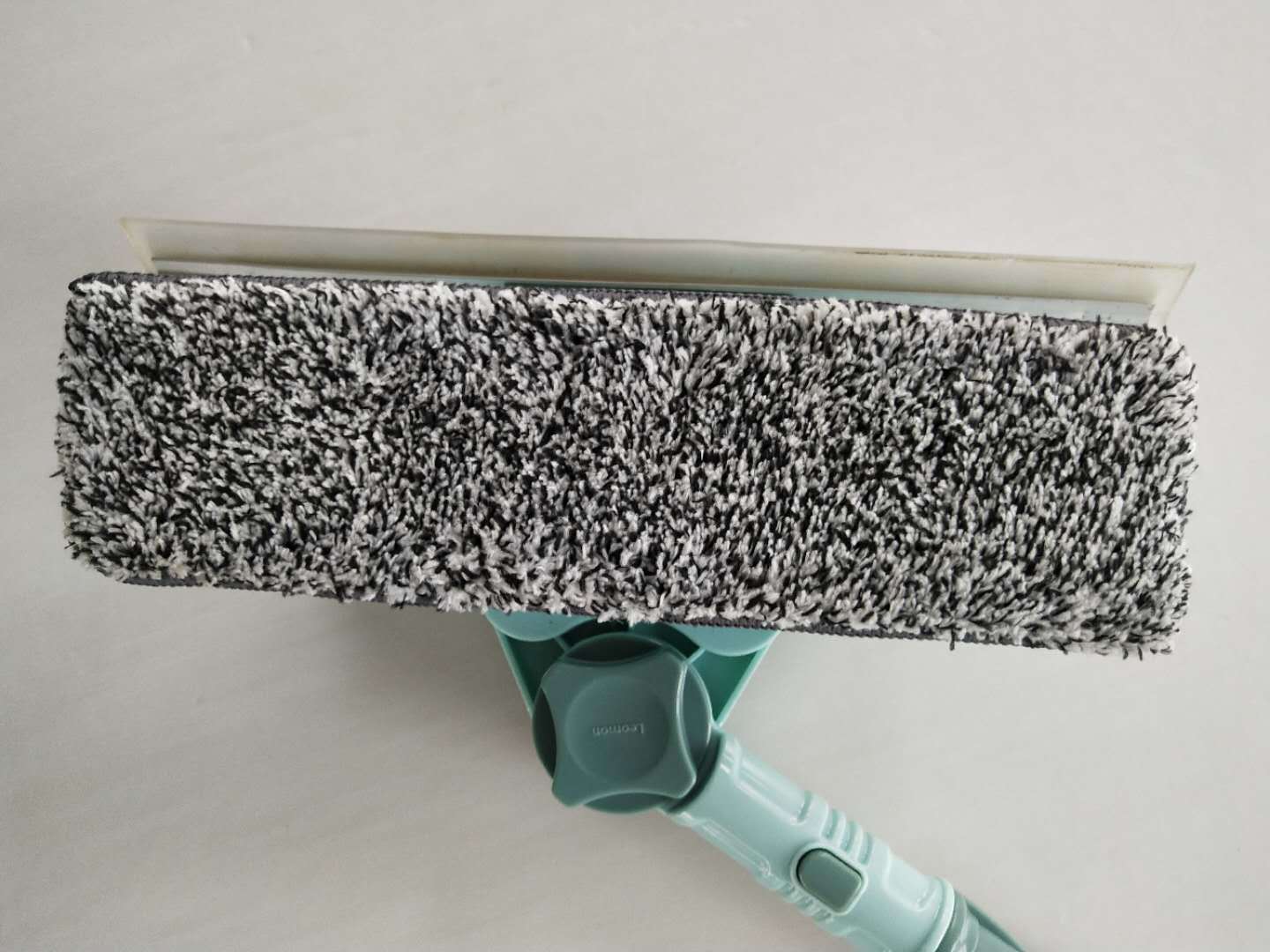 U-shaped glass cleaner, a double-sided cleaning tool for high-rise buildings, a household double-layer window cleaner undefined