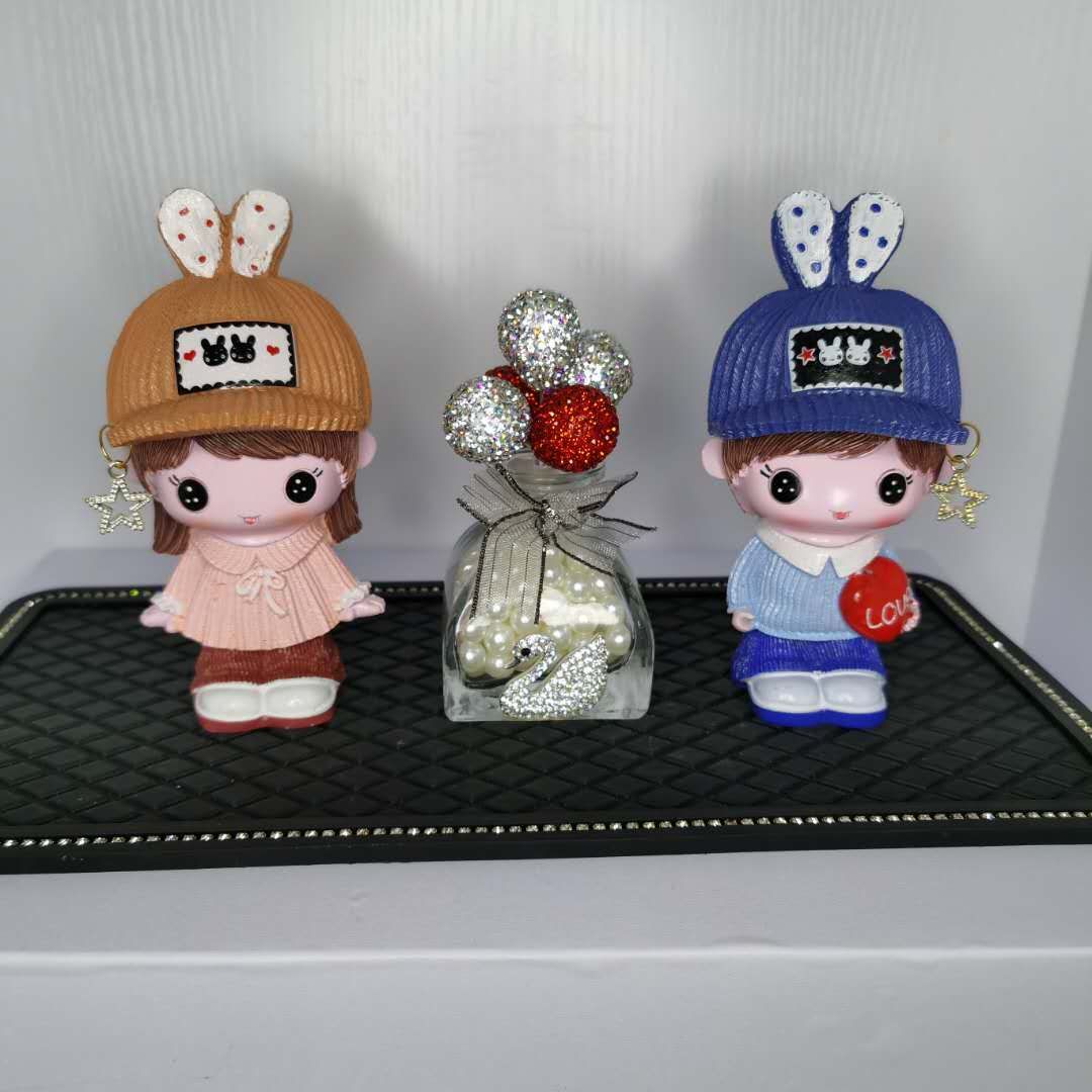 树脂卡通情侣娃娃戴帽娃娃公仔汽车装饰车载摆件