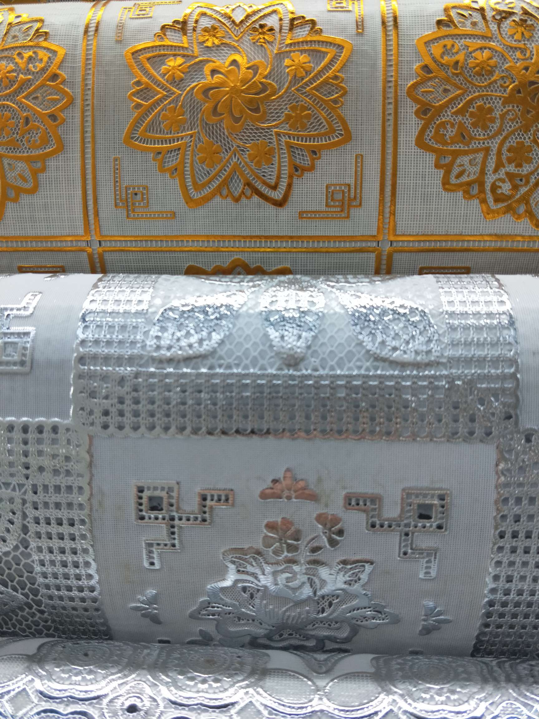 Fashionable PVC gold-embossed printed tablecloth, lace gold-embossed tablecloth, square tablecloth and tablecloth factory direct sales Item Picture