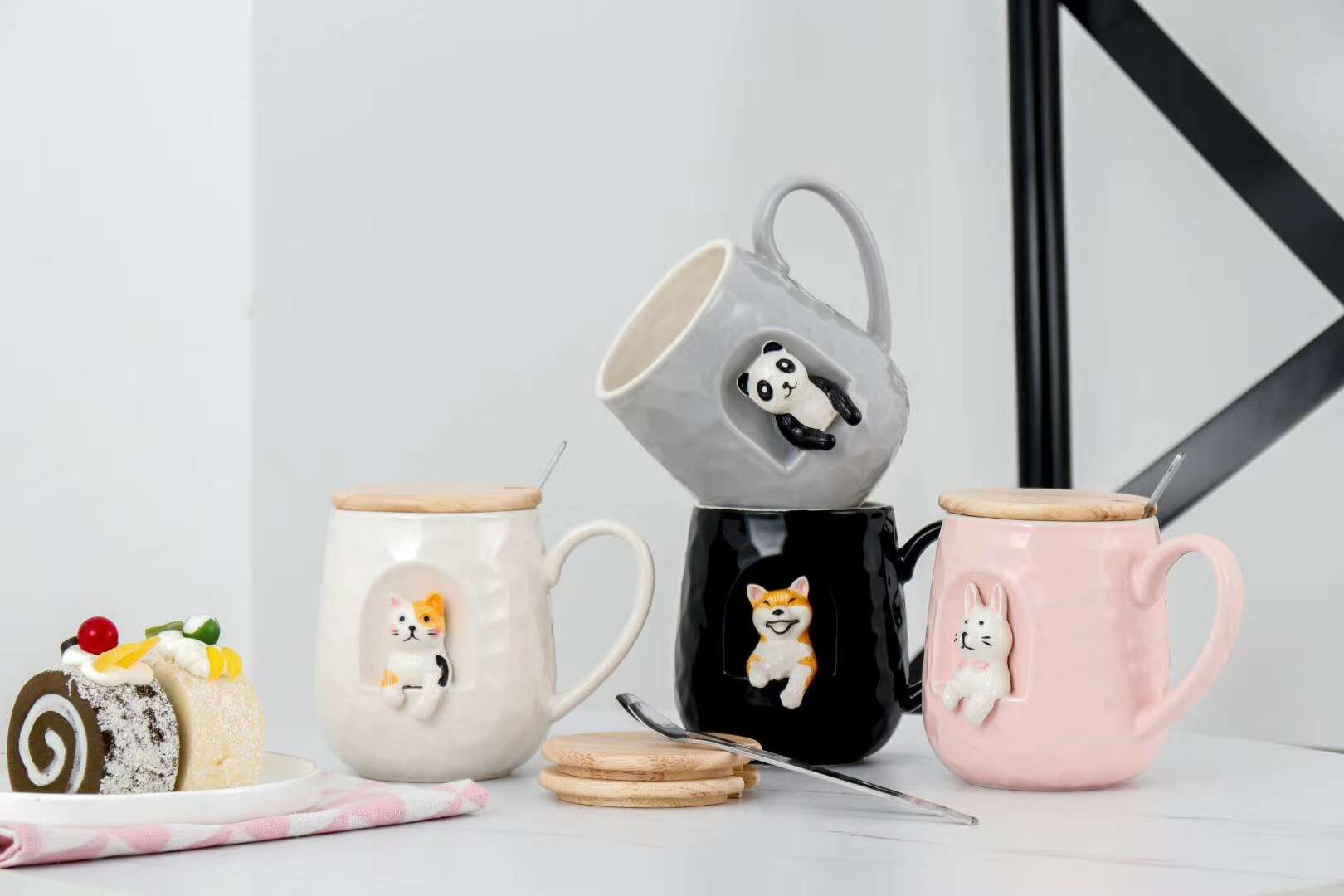 Sj1482-1 430Ml Embossed Escape Animal Doll Ceramic Cup Embossed Pattern Bright Glaze Ceramic Cup With Wooden Lid Silver-Plated Steel Spoon