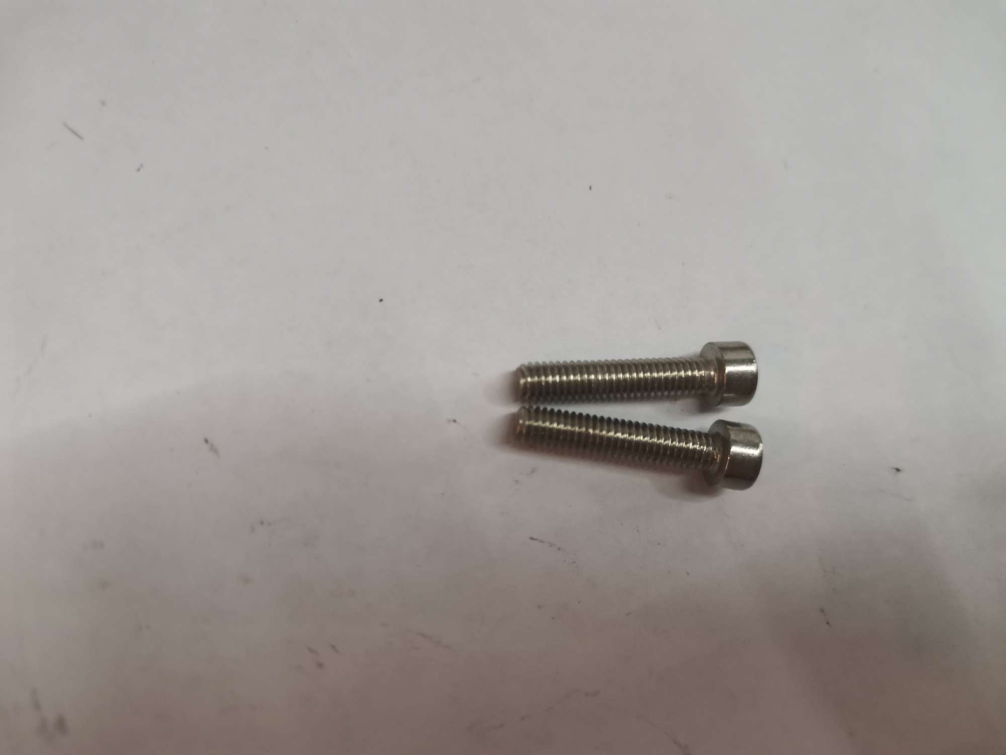 Stainless steel hexagonal screws are available in multiple specifications