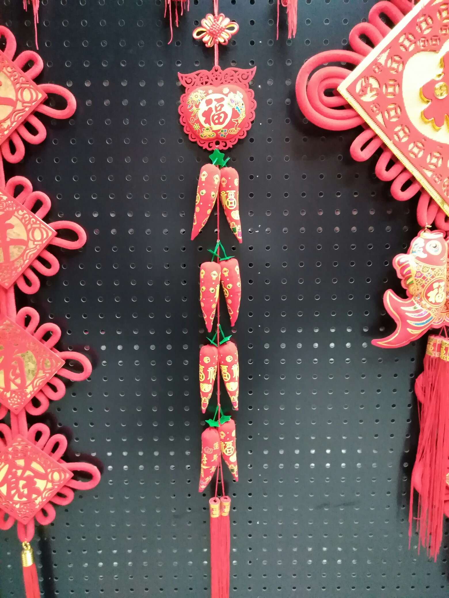 Chili skewers with eight strings of apples are auspicious wedding gifts