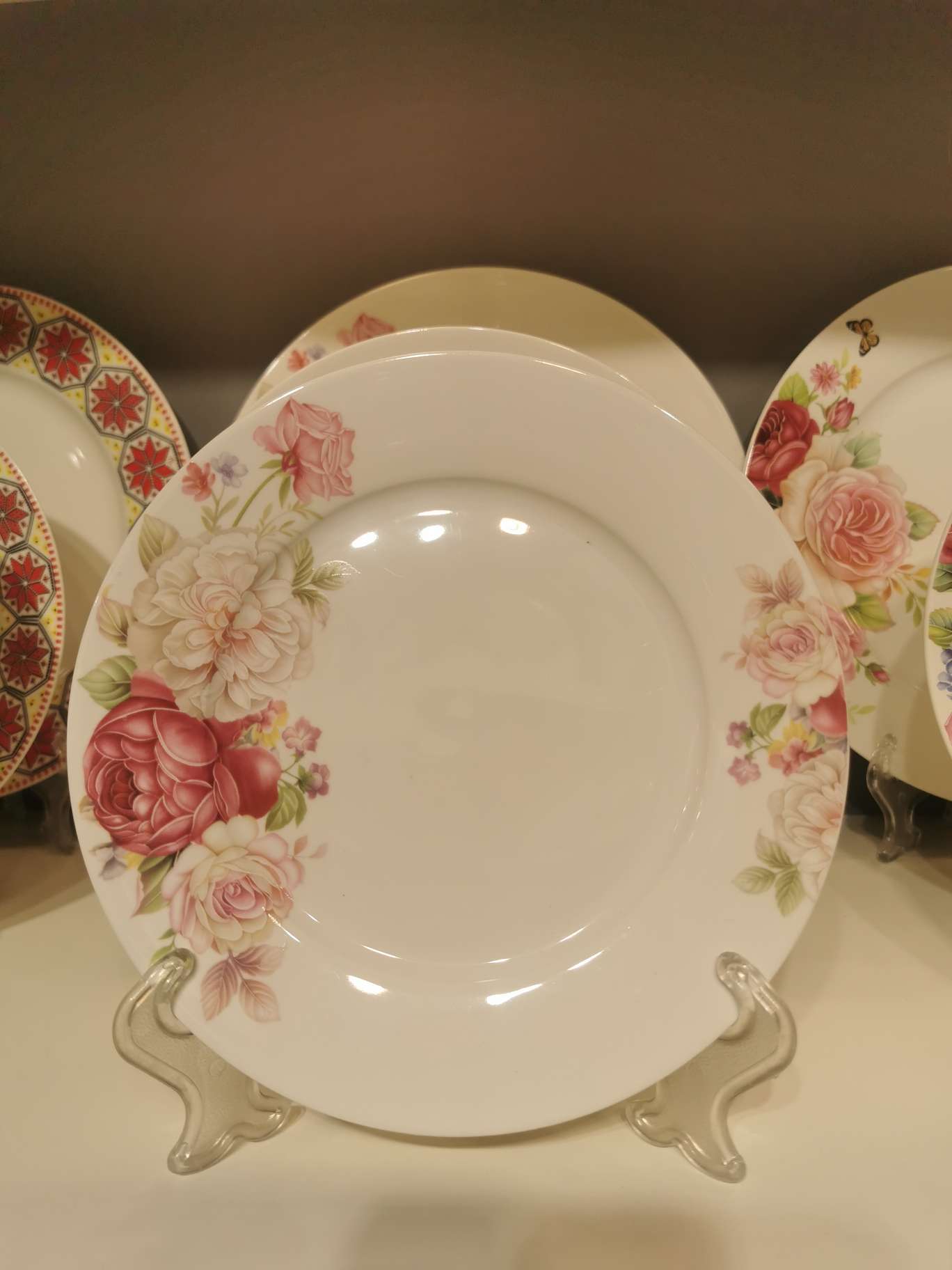 A complete set of 18-head round tableware