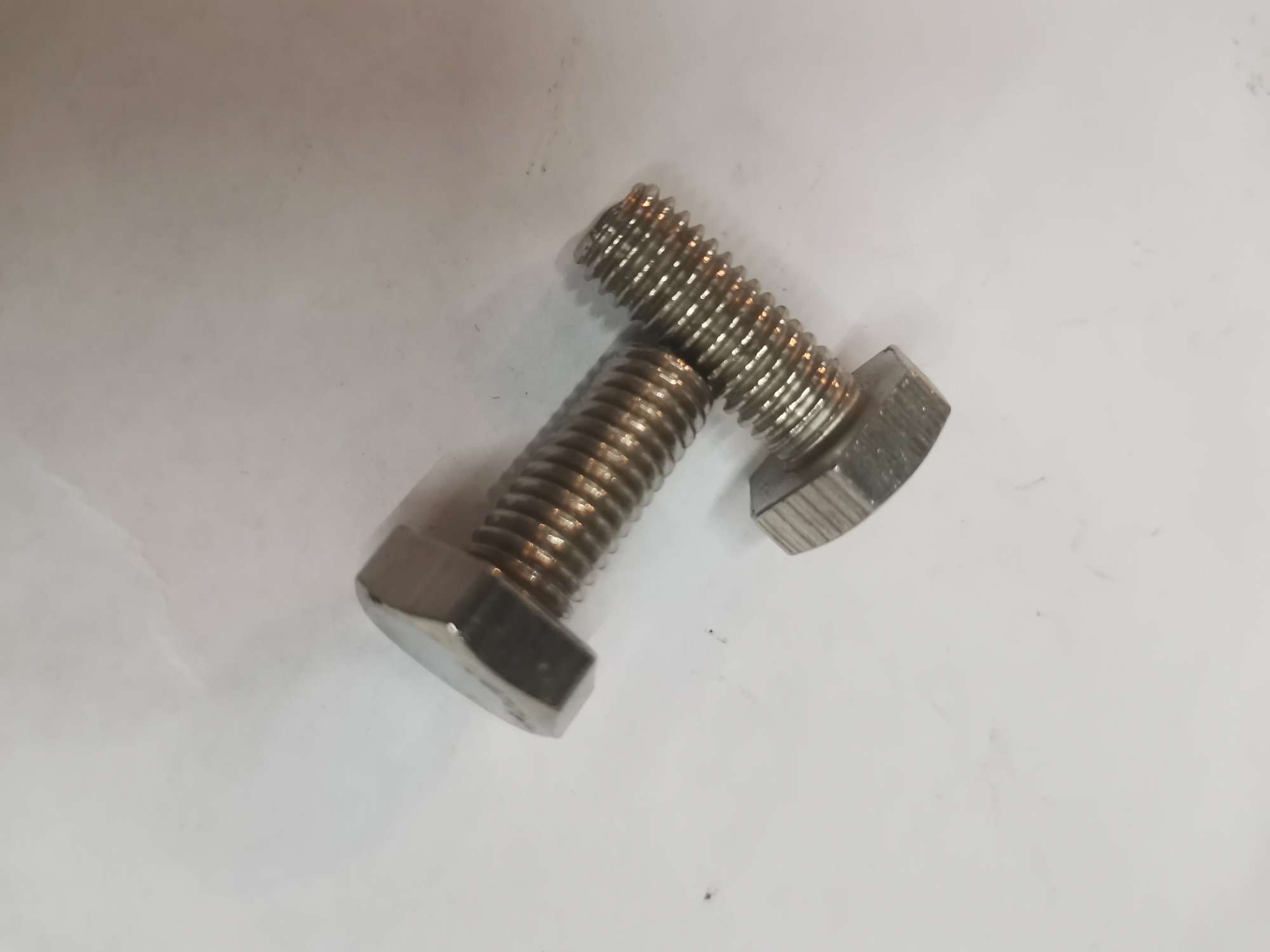Stainless steel hexagonal screws are available in multiple specifications and galvanized screws
