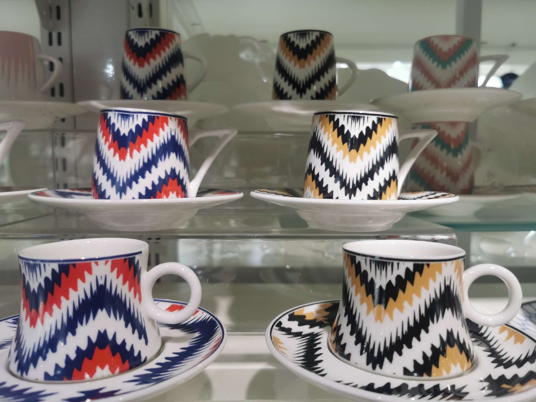A 90ml mixture of six cups and six saucers