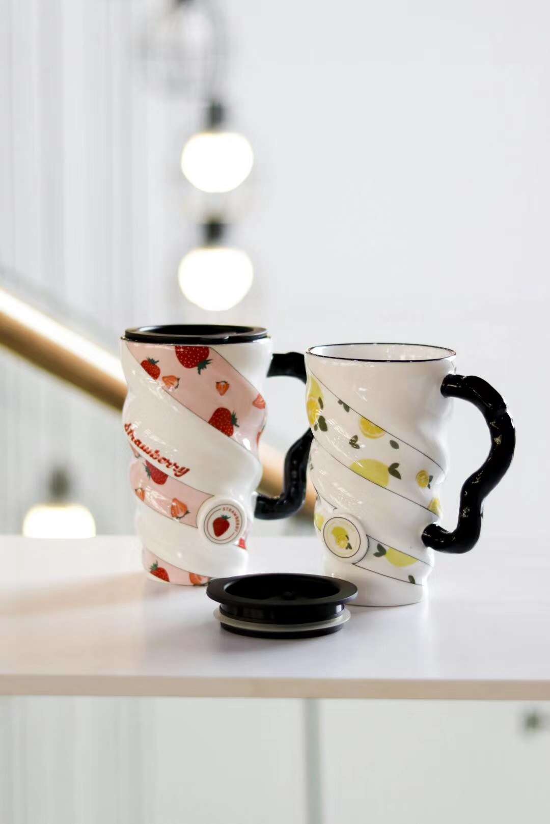 SJ1090-12 500ml Fruit spiral Ceramic cup, glossy glazed ceramic cup, food-grade PP sealed lid Item Picture