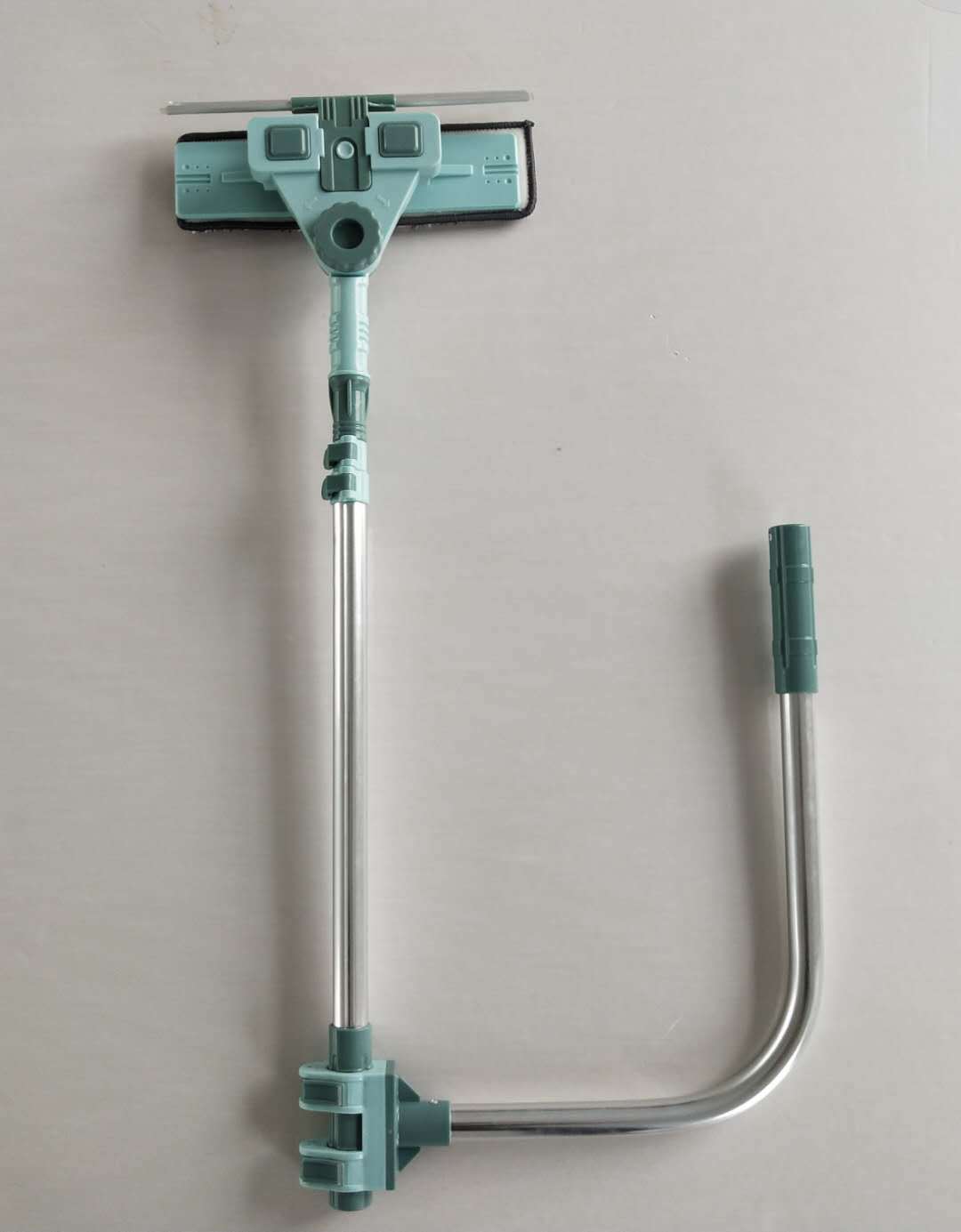 U-shaped glass cleaner, a double-sided cleaning tool for high-rise buildings, a household double-layer window cleaner Application Scenario