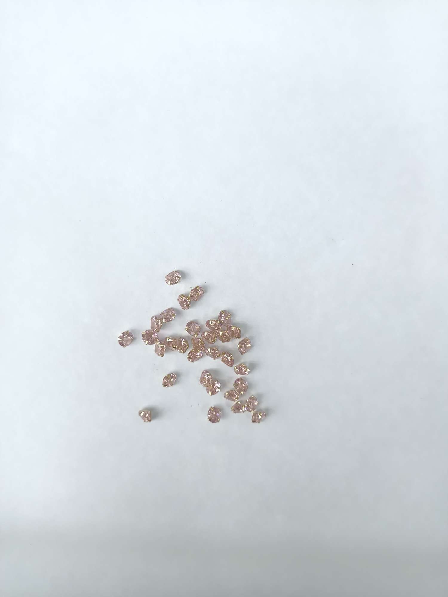 Pink zircon four-pronged Xinyao jewelry accessories are a popular DIY item that is cute and charming