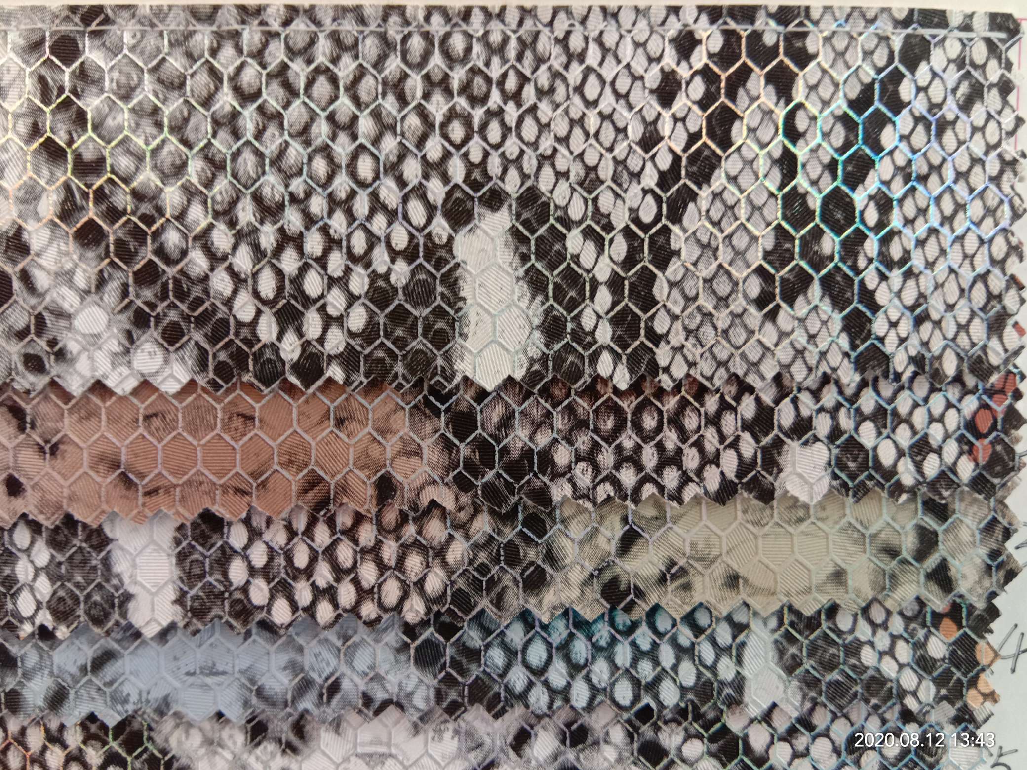 厂家直销新品高档PU心月幻彩蛇纹箱包革鞋材细节图