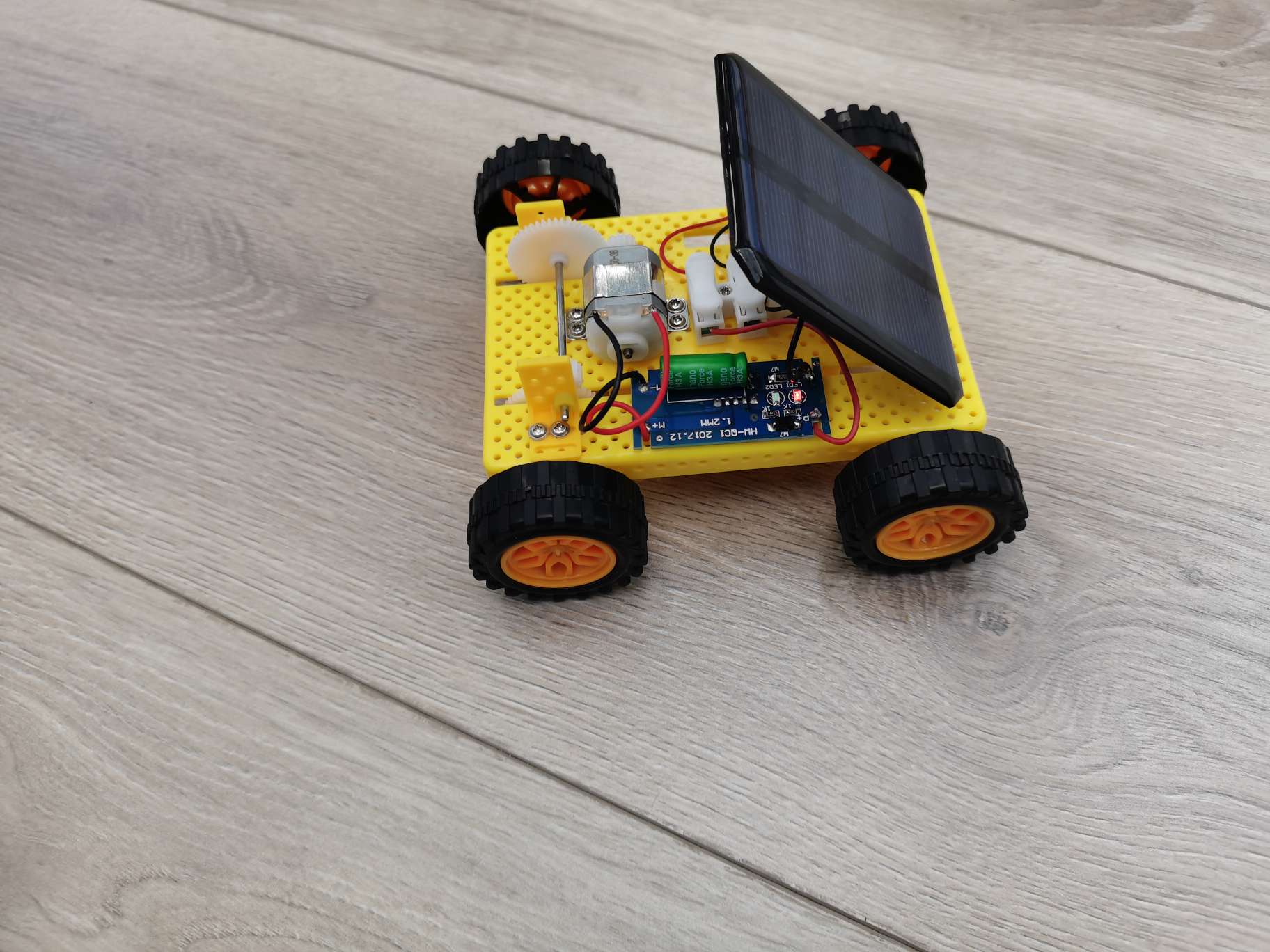 太阳能充电小车