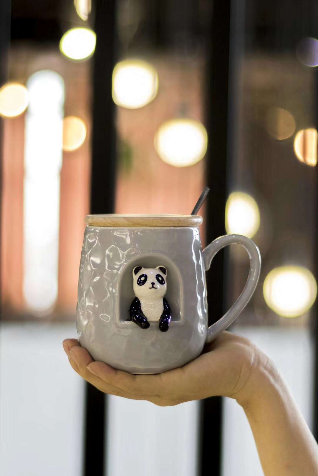 Sj1482-1 430Ml Embossed Escape Animal Doll Ceramic Cup Embossed Pattern Bright Glaze Ceramic Cup With Wooden Lid Silver-Plated Steel Spoon undefined
