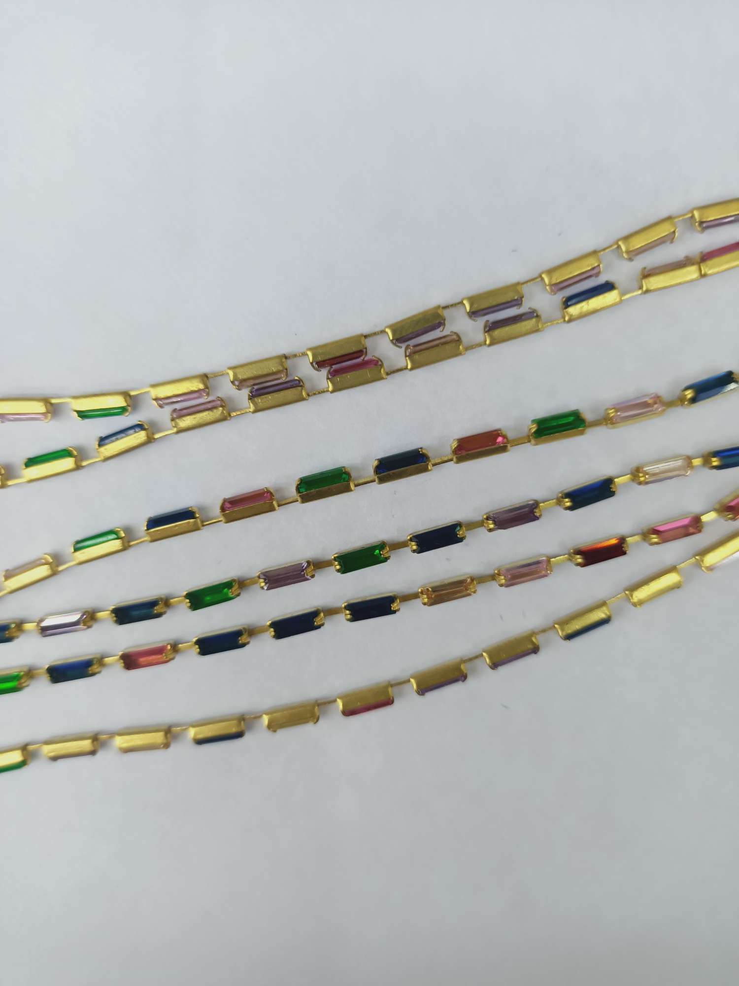 The mixed-color claw chain from Xinyao jewelry accessories is a popular DIY product that is cute and charming