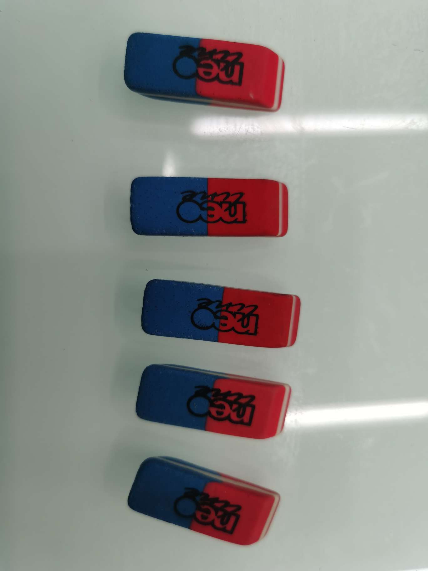 BR80 eraser, available in red and blue, is an eco-friendly eraser Item Picture