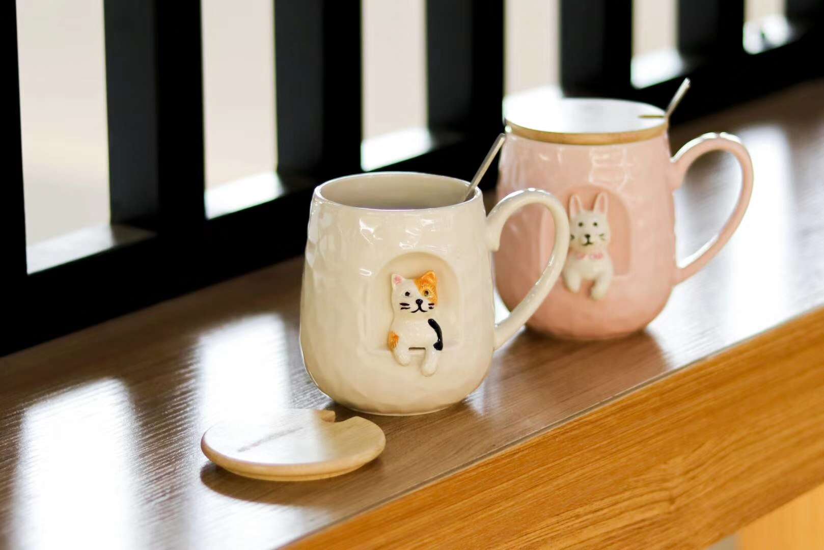 Sj1482-1 430Ml Embossed Escape Animal Doll Ceramic Cup Embossed Pattern Bright Glaze Ceramic Cup With Wooden Lid Silver-Plated Steel Spoon undefined