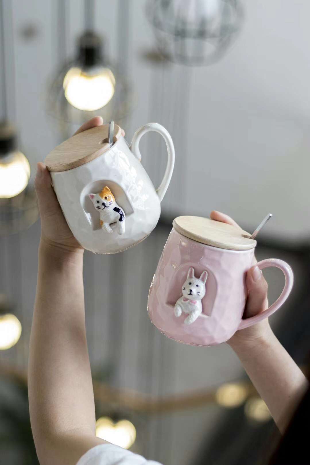 Sj1482-1 430Ml Embossed Escape Animal Doll Ceramic Cup Embossed Pattern Bright Glaze Ceramic Cup With Wooden Lid Silver-Plated Steel Spoon Item Picture