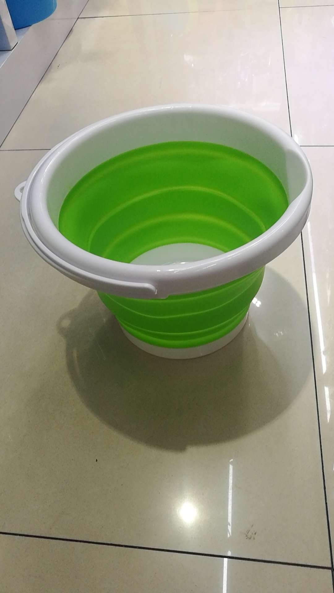 Collapsible bucket full figure