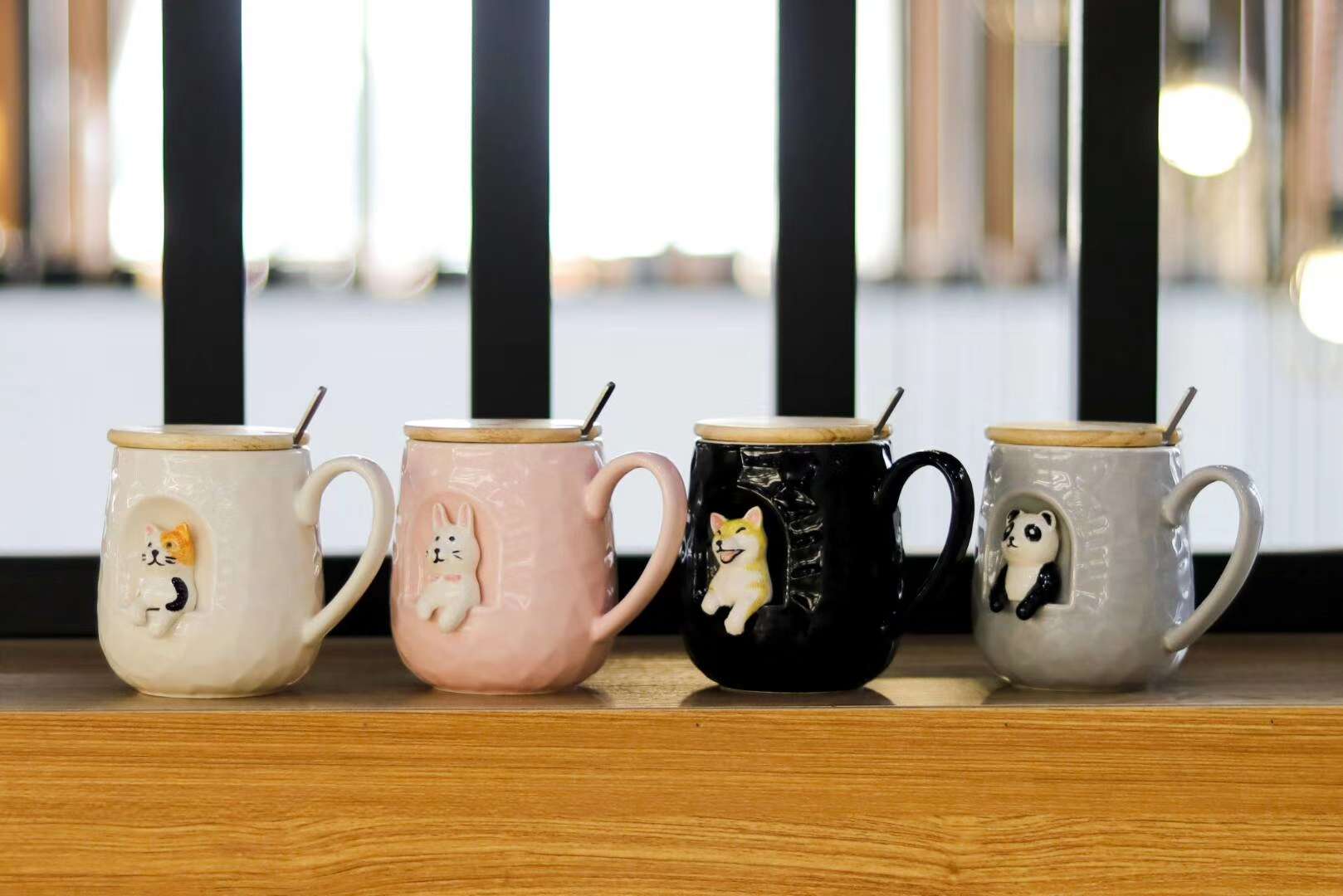 Sj1482-1 430Ml Embossed Escape Animal Doll Ceramic Cup Embossed Pattern Bright Glaze Ceramic Cup With Wooden Lid Silver-Plated Steel Spoon Specification drawing