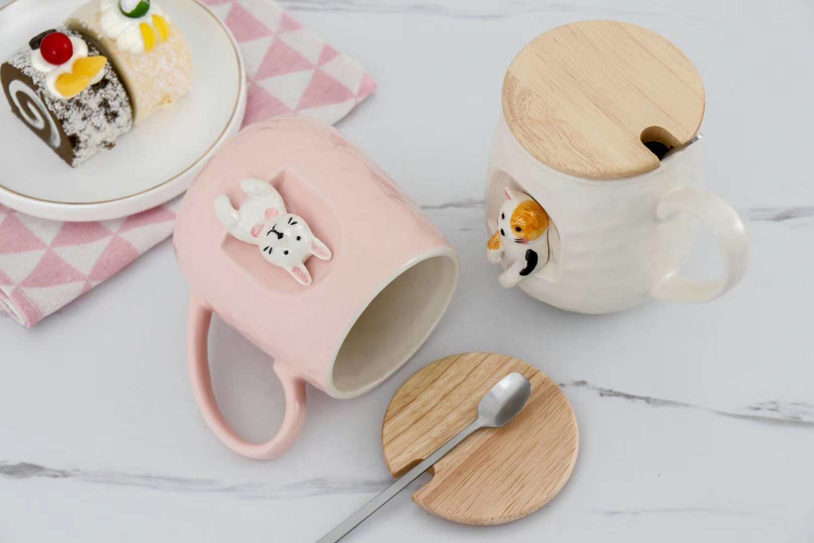 Sj1482-1 430Ml Embossed Escape Animal Doll Ceramic Cup Embossed Pattern Bright Glaze Ceramic Cup With Wooden Lid Silver-Plated Steel Spoon Application Scenario