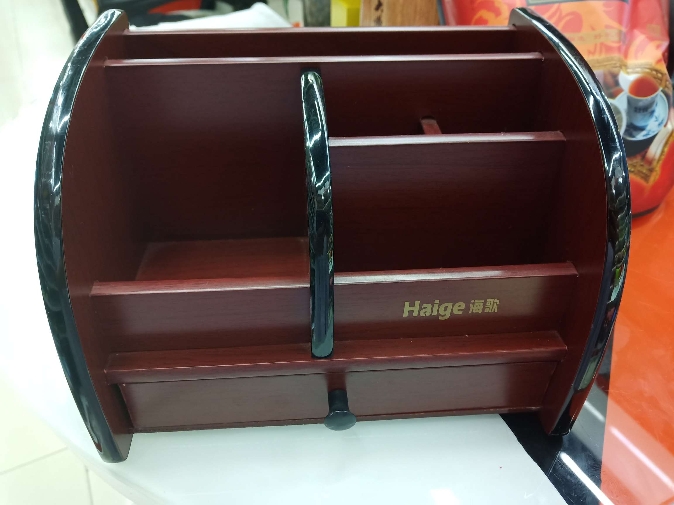 Maud, assemble the pen holder