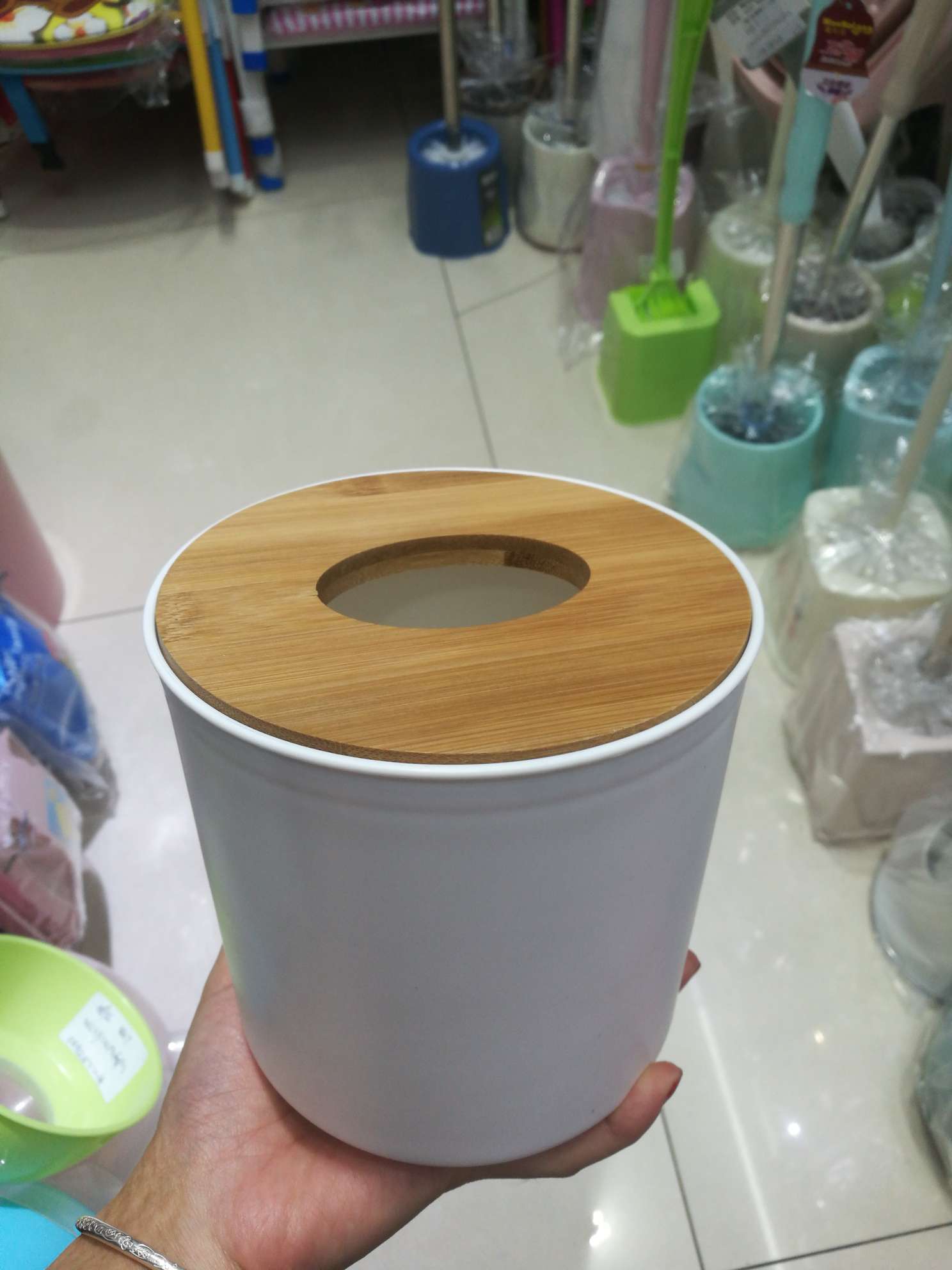 Tissue bucket Tissue box full figure
