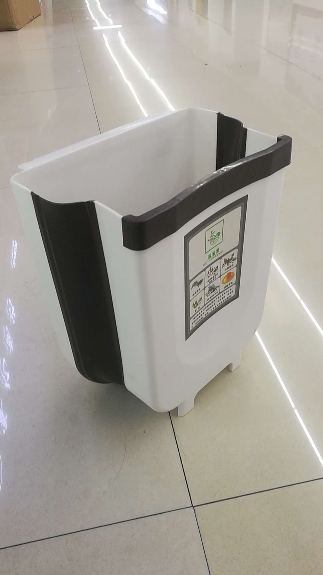 Folding trash can full figure