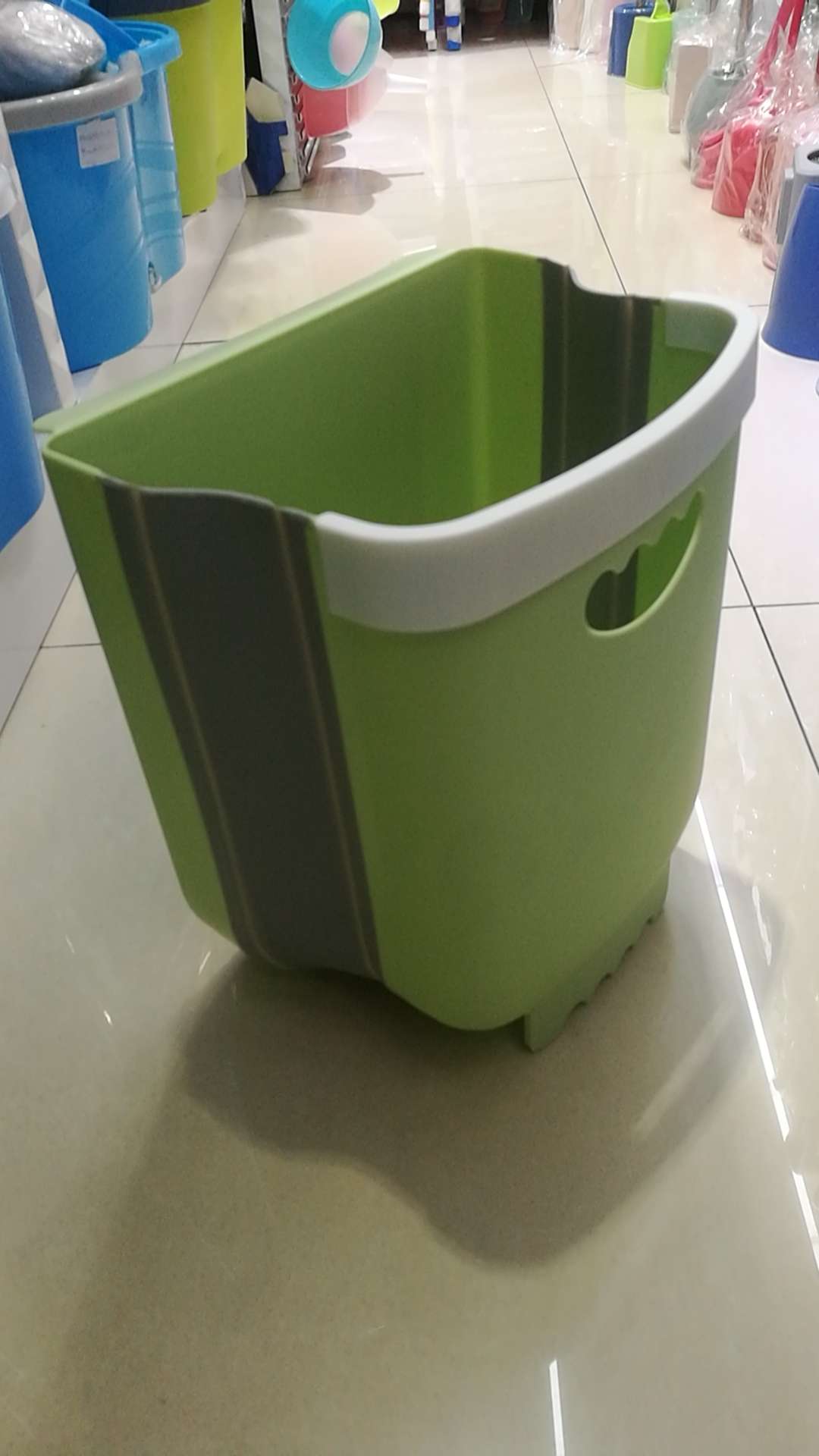 Folding trash can 2 full figure