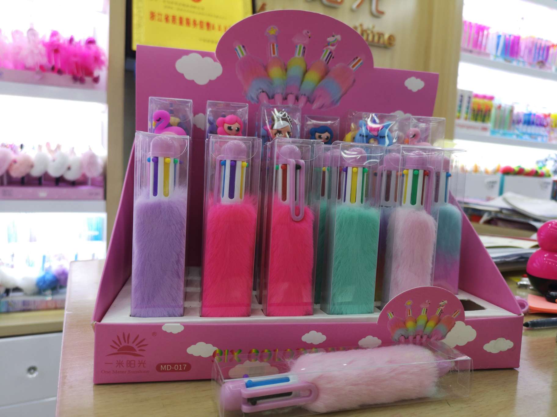 少女心可爱创意圆珠笔可爱仿毛绒六色塑料圆珠笔色彩绚丽多色书写白底实物图