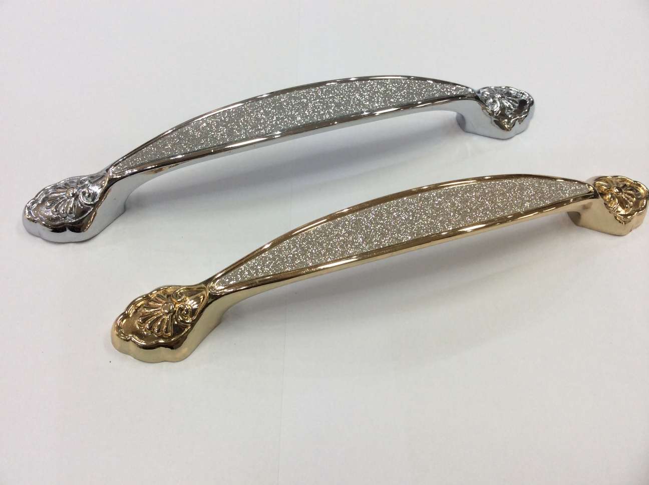 The weight and price of the zinc alloy handle 081330 with veneer are negotiable