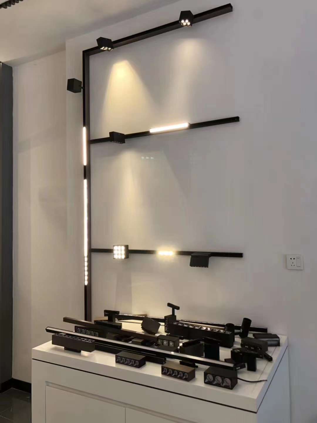 Borderless embedded creative magnetic track light, no main light, diffused light line spotlight, commercial lighting, hotel and villa Application Scenario