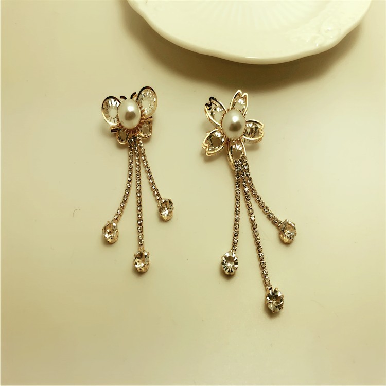 Handmade Custom Iron Sheet Flower Clip Zircon Brooch Anti-Slip Collar Pin Three-Dimensional Metal Pearl Pin Wholesale Application Scenario
