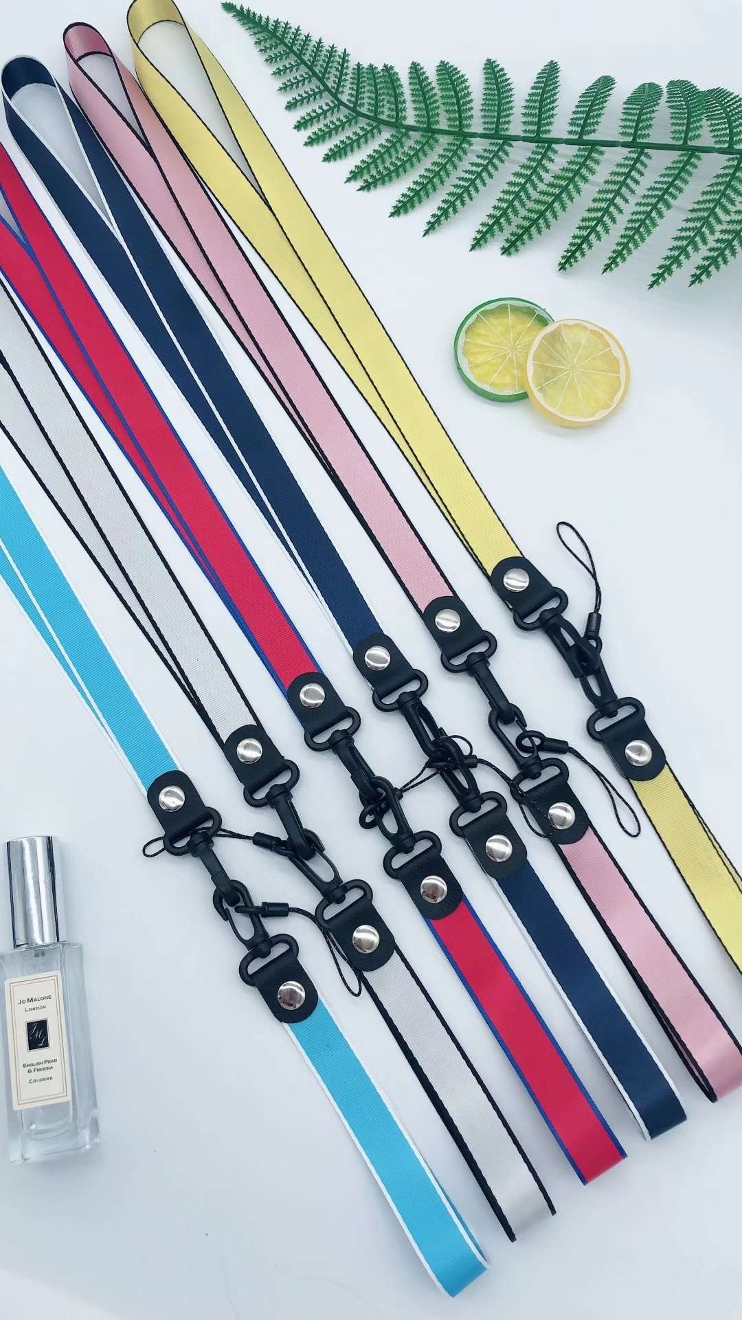 Simple version of mobile phone lanyard