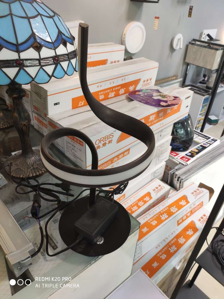 S-shaped living room and bedroom desk lamp
