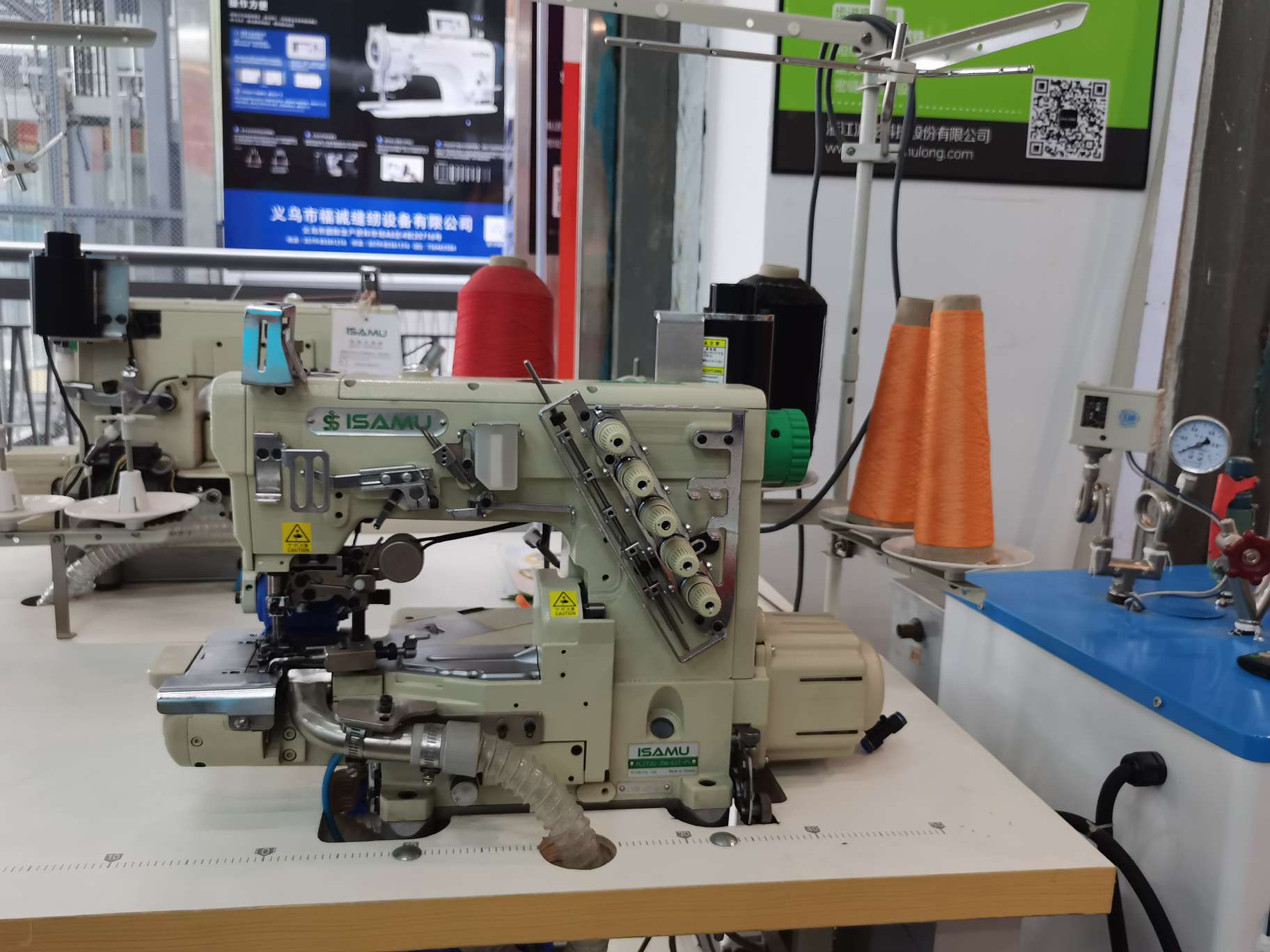 Right-blade three-needle five-thread sewing machine