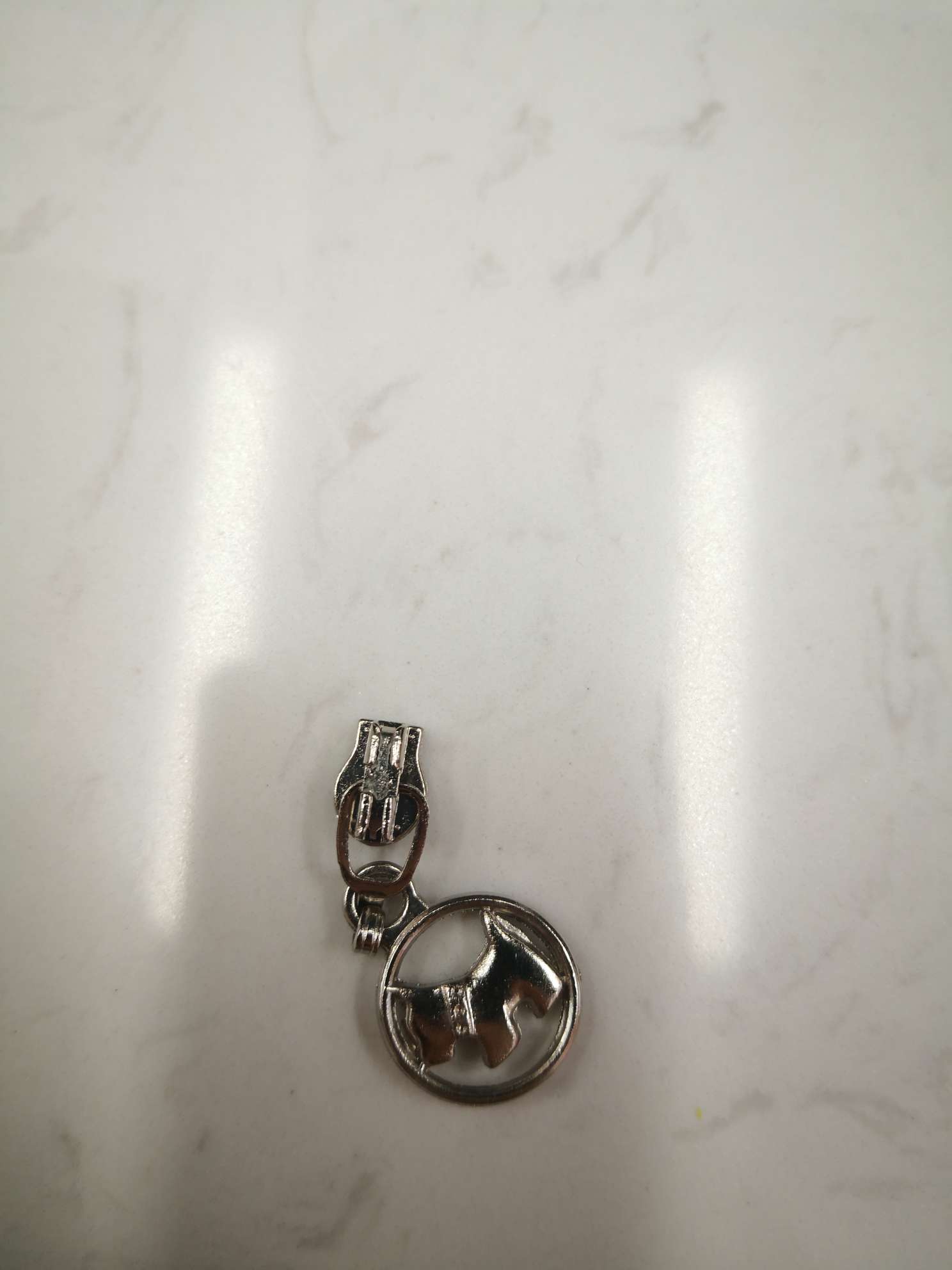 3号自锁小狗圆拉片白底实物图