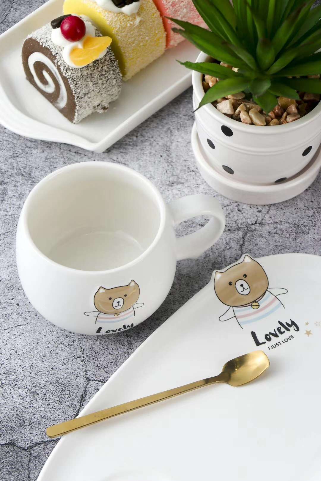SJ1444 250ml Little Pig Ceramic Coffee and Dessert Three-piece Set, matte glazed ceramic cup, Long Ceramic plate, Gold-plated steel spoon Item Picture