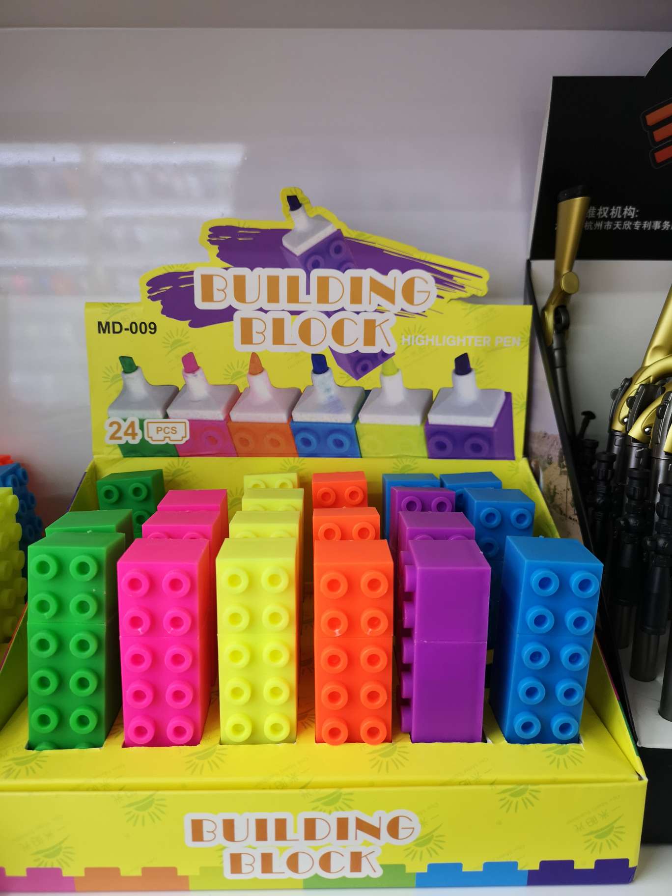 积木荧光笔多色水彩笔绘画笔学生学习用品白底实物图