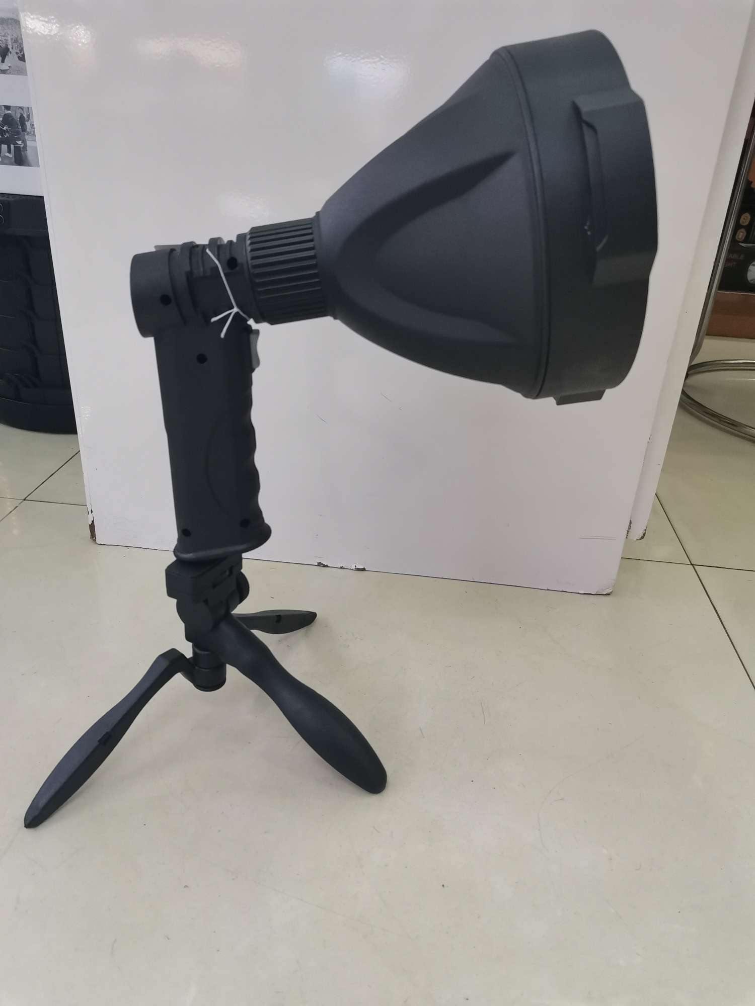 三脚立式充电宝功能三档超强光远射探照灯产品图