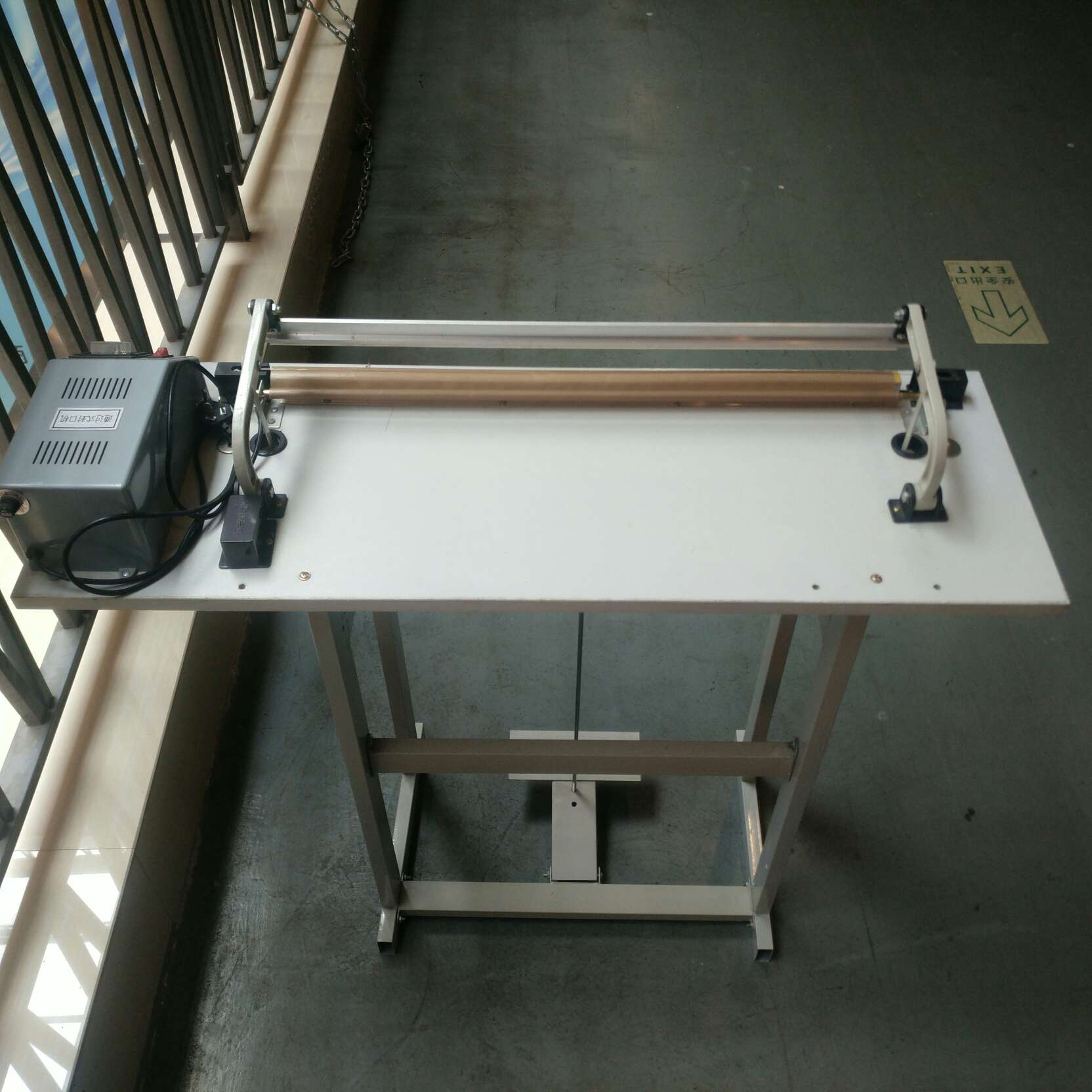 Through-type sealing machine