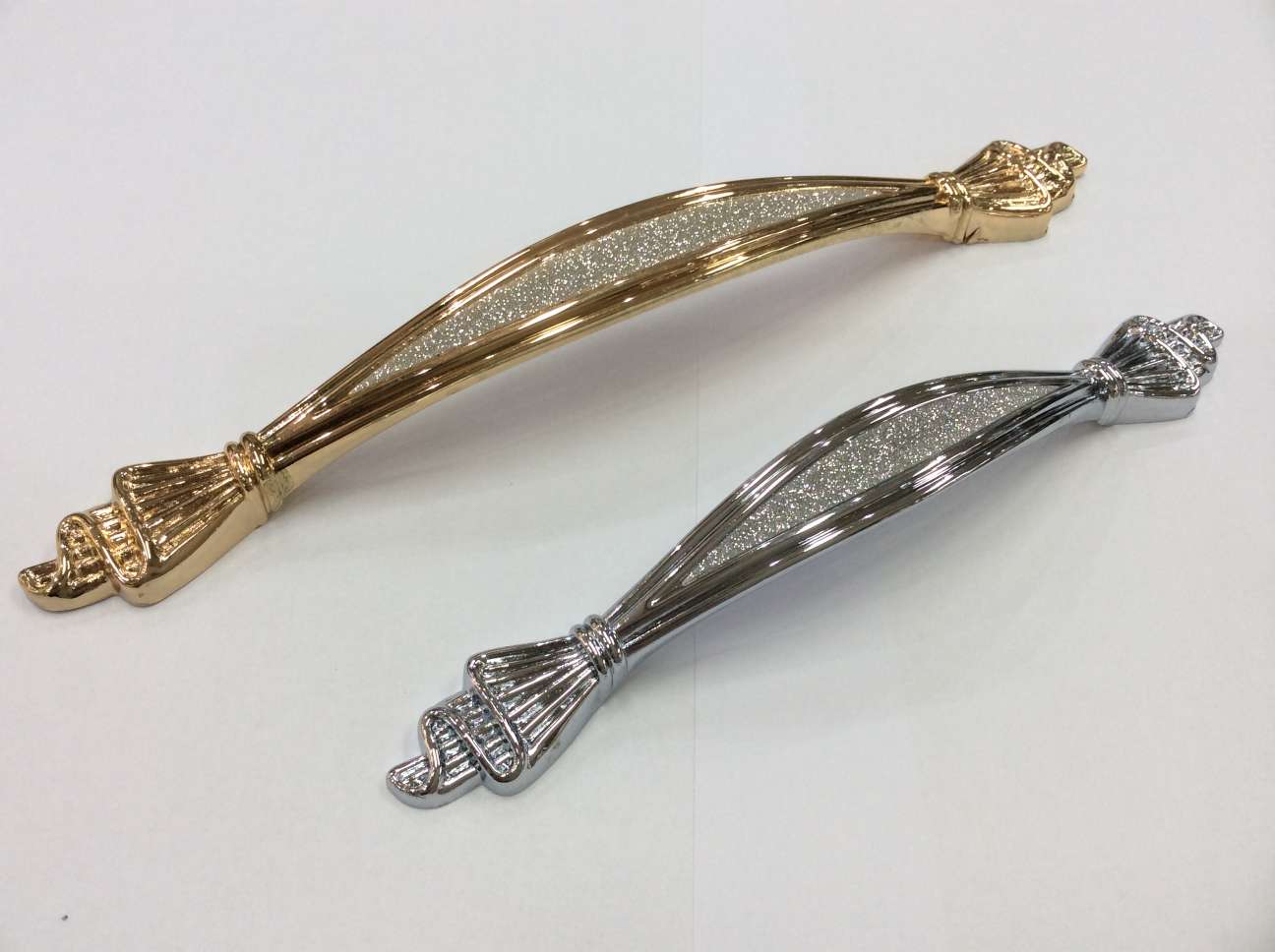 The weight and price of the zinc alloy handle 081328 with veneer are negotiable